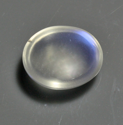 **ขายแล้ว**มูนสโตนหรือมุกดาหารเหลือบฟ้า (Blue sheen Moonstone) 2.41 กะรัต เหลือบฟ้าชัด รูปไข่