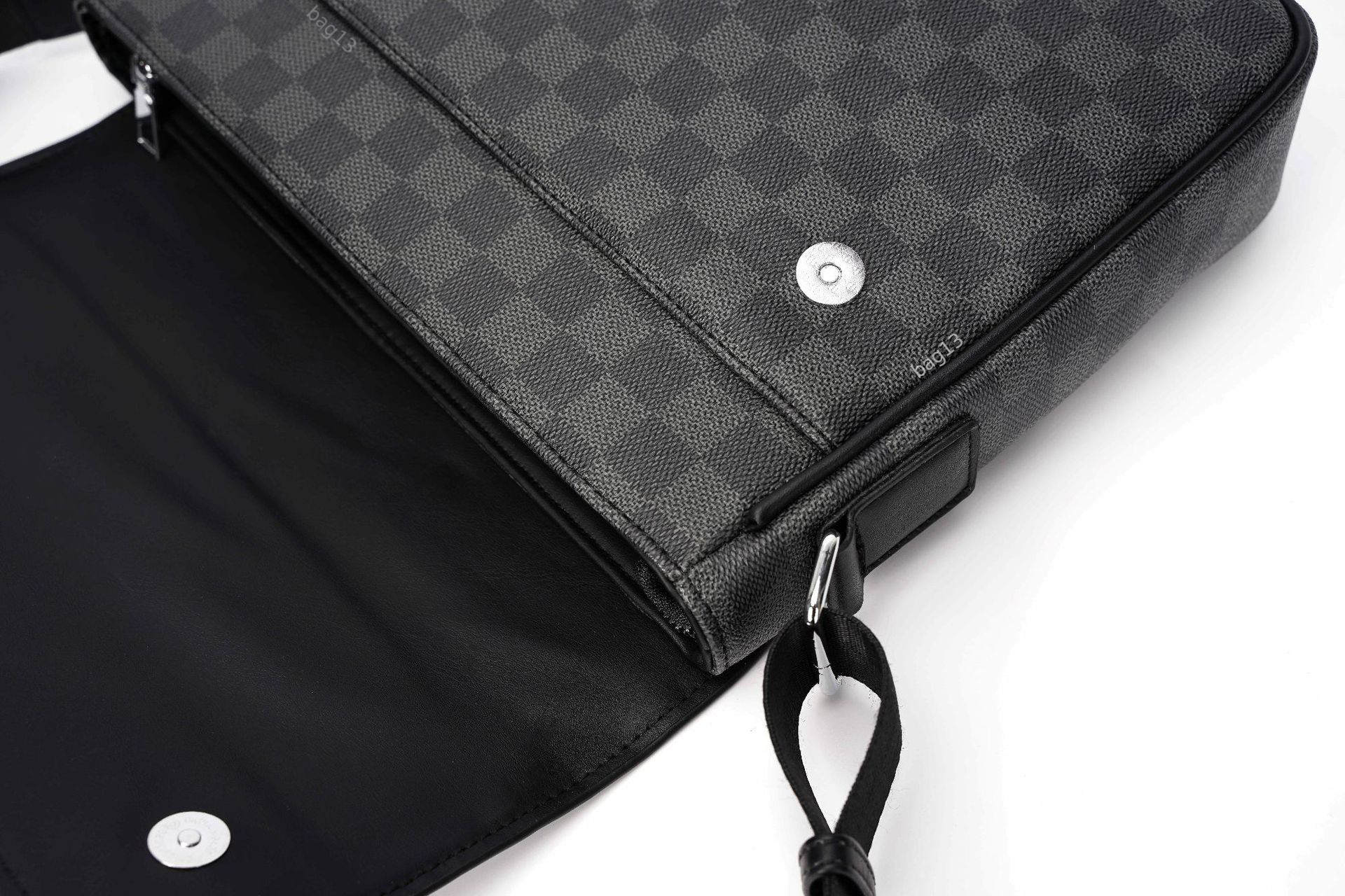 กระเป๋าสะพายข้างผู้ชาย รหัส A020