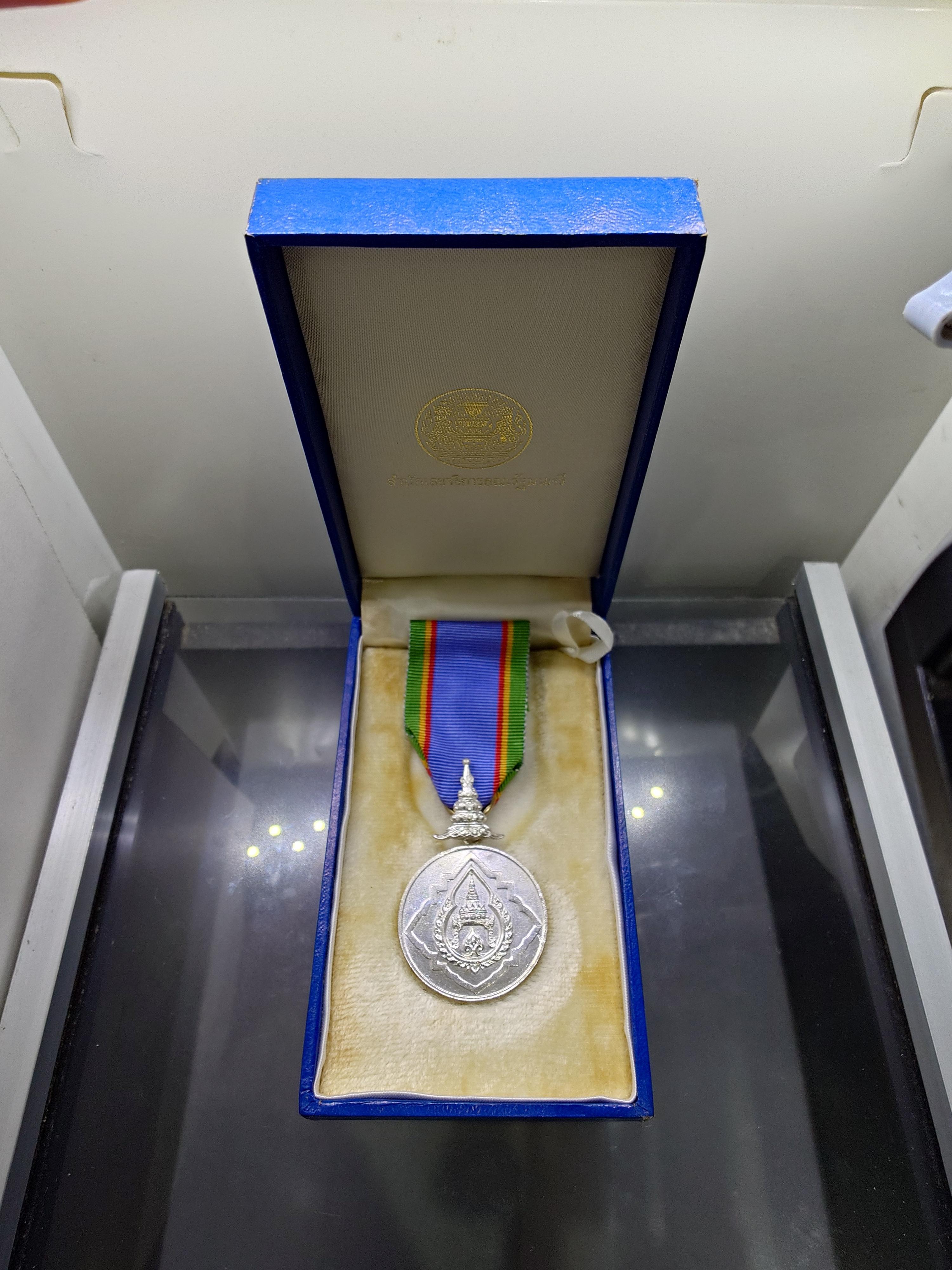 แพรแถบ เครื่องราชๆ มงกุฎไทย จปร เนื้อเงิน (แบบชาย) พร้อมกล่องเดิม