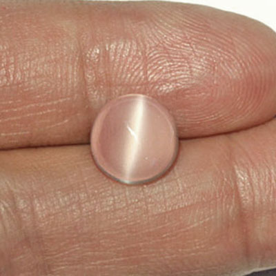มูนสโตนตาแมว หรือ มุกดาหารตาแมว (Cat's eye Moonstone) 3.91 กะรัต สีขาว เนื้อเนียน รูปกลม