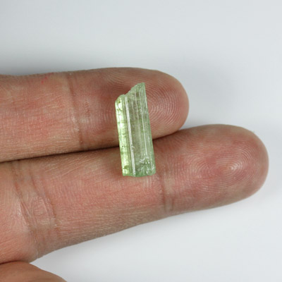 ผลึกทัวร์มาลีน (Tourmaline Crystal) 6.93 กะรัต สีเขียว เป็นแท่งรูปร่างดี