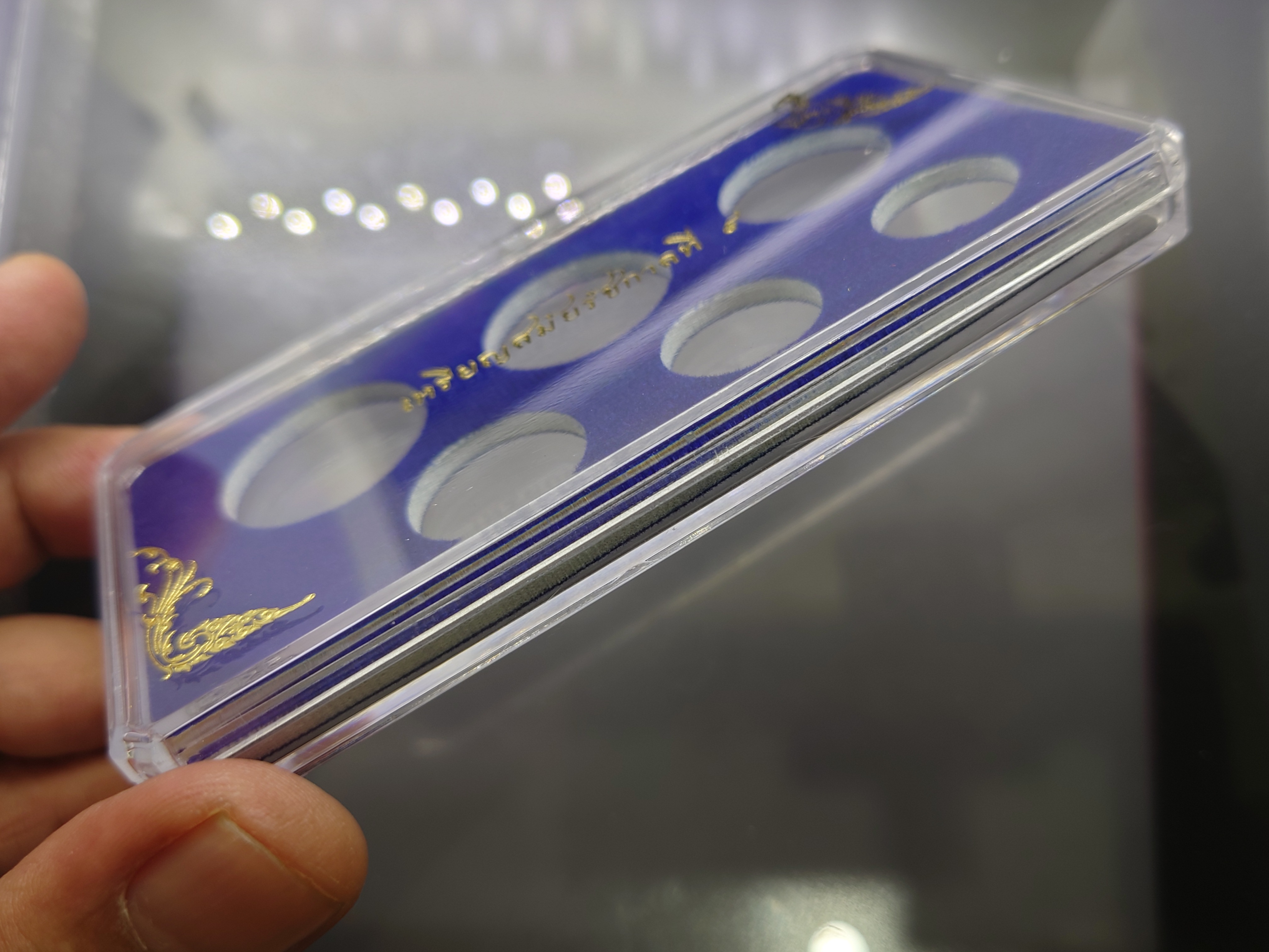 ตลับ ทรงสี่เหลี่ยม ใส่เหรียญหมุนเวียน รัชกาลที่9 (6ช่อง) ใส้บังคับเหรียญกำมะหยี่