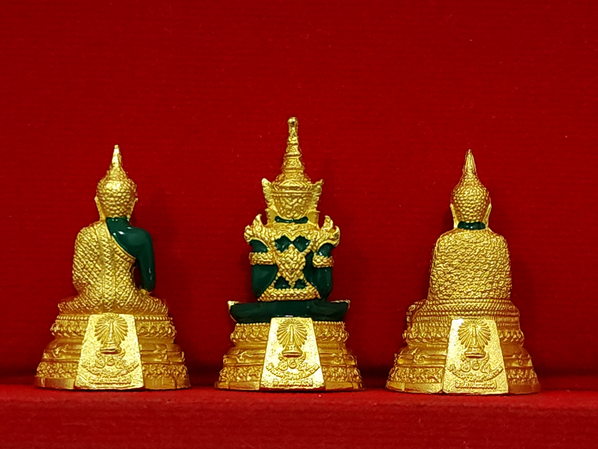 พระแก้วมรกต ชุด 3 ฤดู เนื้อโลหะเคลือบสีเขียว เครื่องทรงชุบทอง สำนักพระราชวัง สร้าง พุทธาภิเษก ณ วัดพระศรีรัตนศาสดาราม พ.ศ.2547