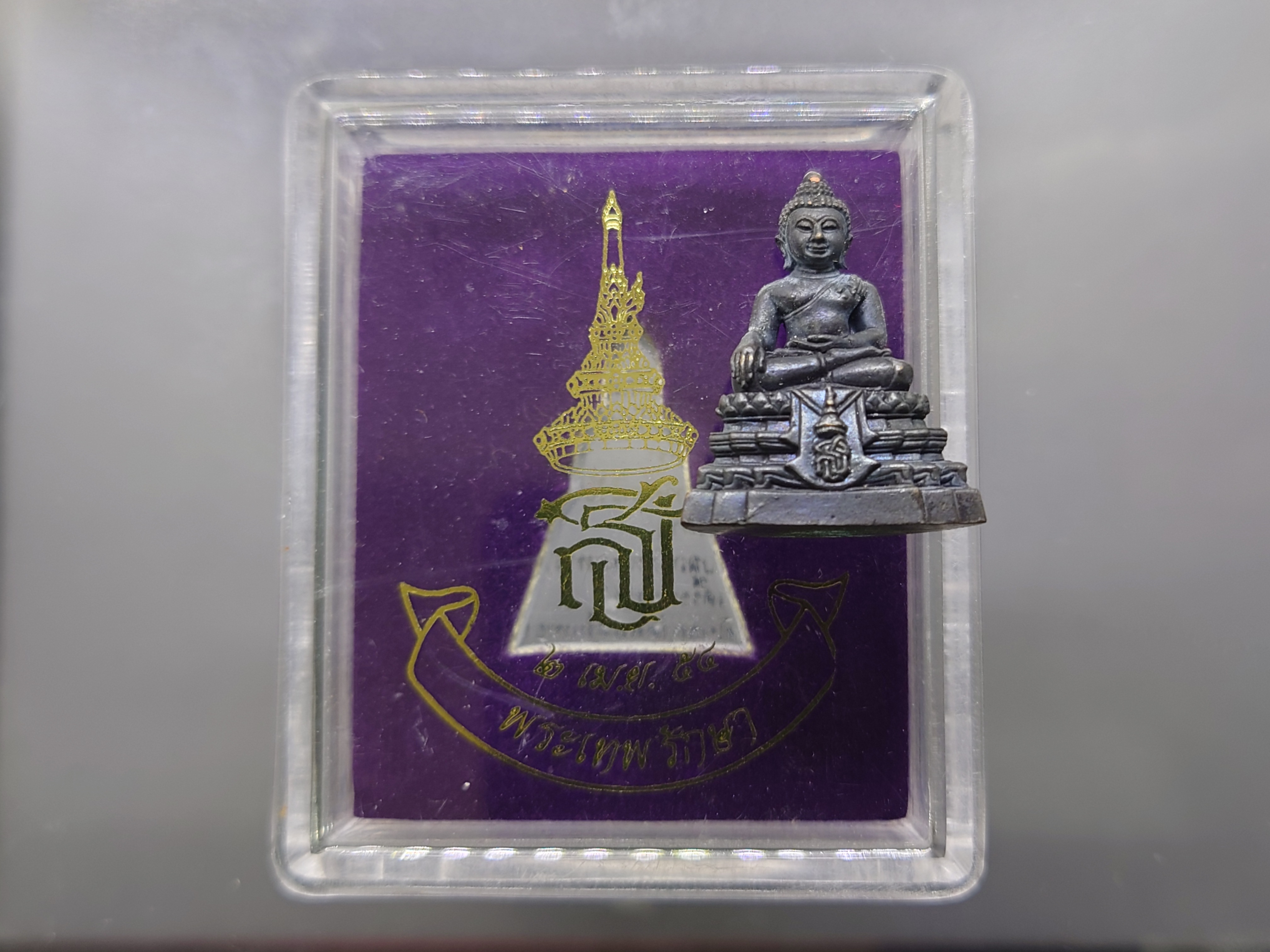 พระพุทธสิหิงค์ เบญจพุทธปาฏิหาริย์ ส.ธ.รุ่น พระเทพรักษา เนื้อทองสำริด ขนาดสูง 2.8 ซ.ม. พ.ศ.2554 พร้อมตลับเดิมๆ