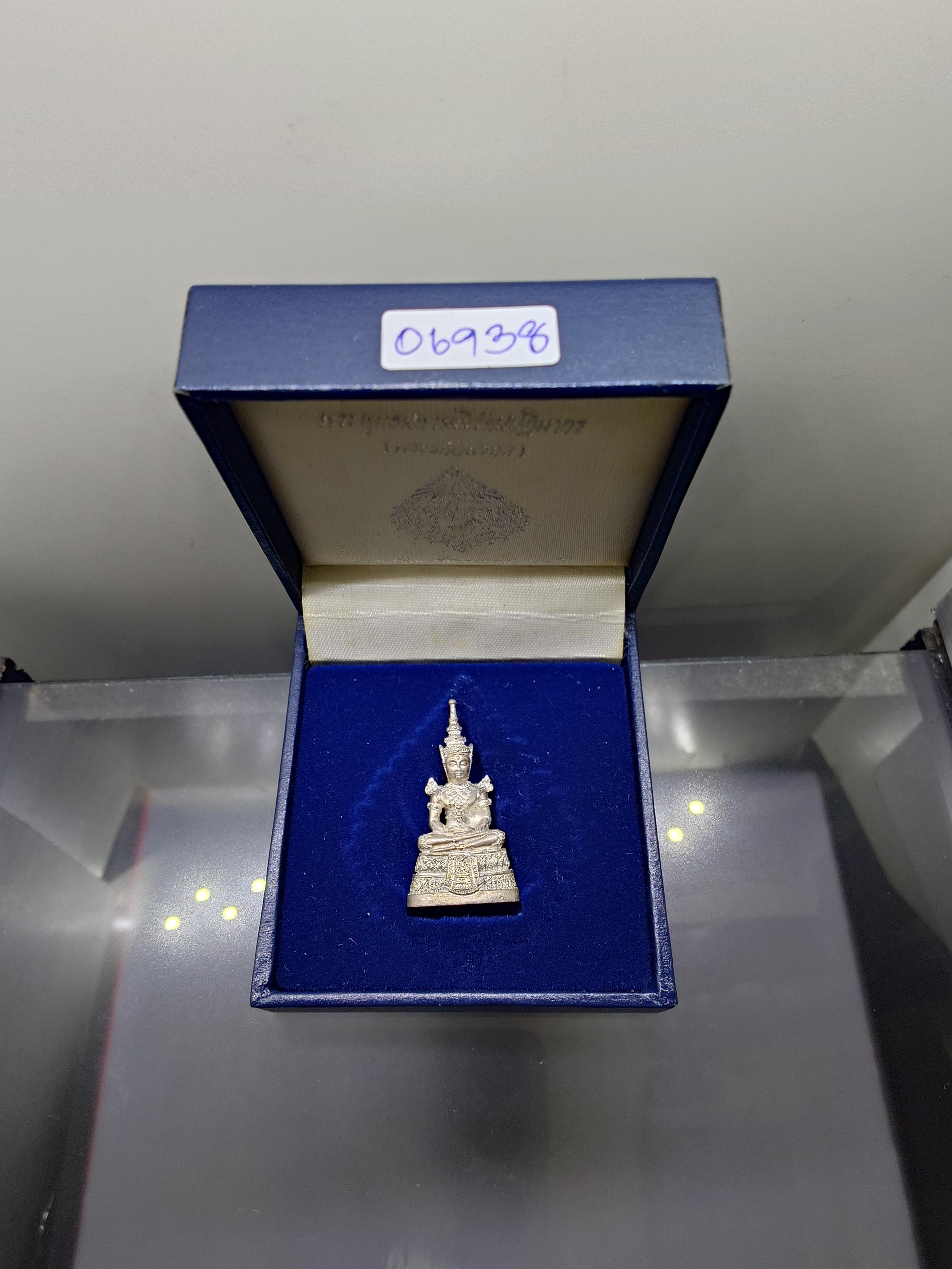 พระแก้วมรกต (พระพุทธมหามณีรัตนปฏิมากร) กรมสรรพสามิต ครบรอบ 64 ปี เนื้อเงินพ่นทราย พ.ศ.2539 พร้อมกล่องเดิม