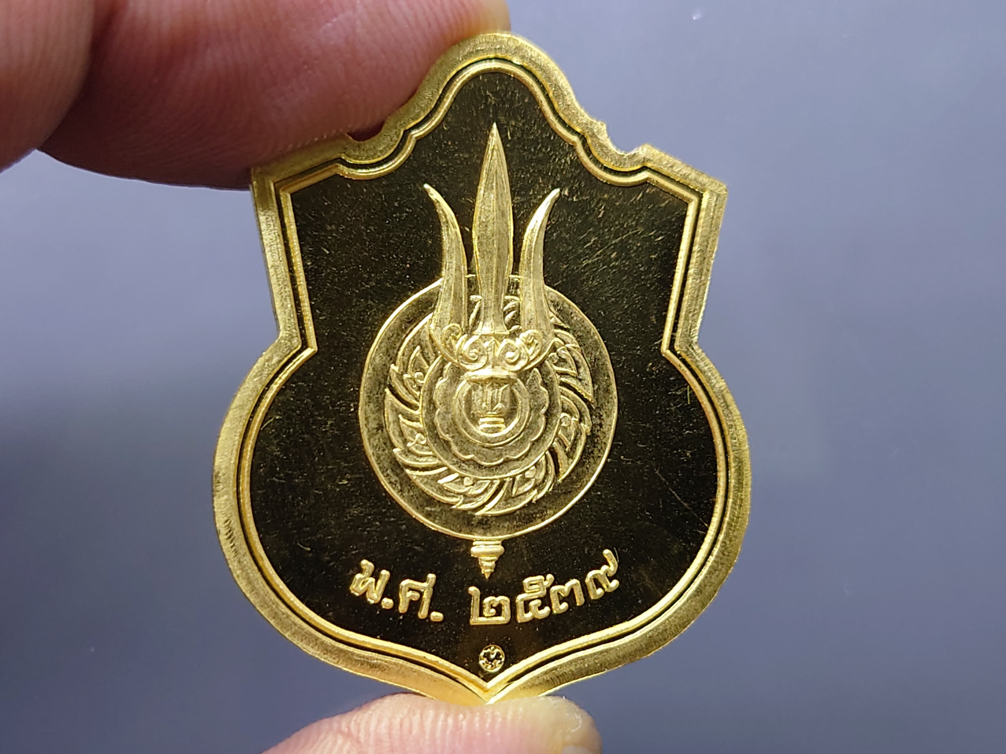 เหรียญทองคำขัดเงา ในหลวงนั่งบัลลังค์ ที่ระลึกฉลองครองราชย์ 50 ปี จัดสร้างโดยกระทรวงมหาดไทย ปี 2539 พร้อมกล่องเดิม