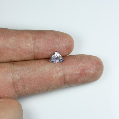 **ขายแล้ว**สปิเนลสีน้ำเงิน (Spinel) 1.10 กะรัต สีน้ำเงินอ่อน ไฟดี รูปสามเหลี่ยม