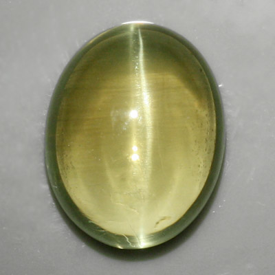อะพาไทท์ตาแมว (Cat's eye Apatite) 4.47 กะรัต เนื้อใส สีเขียวอมเหลือง รูปไข่ รูปร่างดี