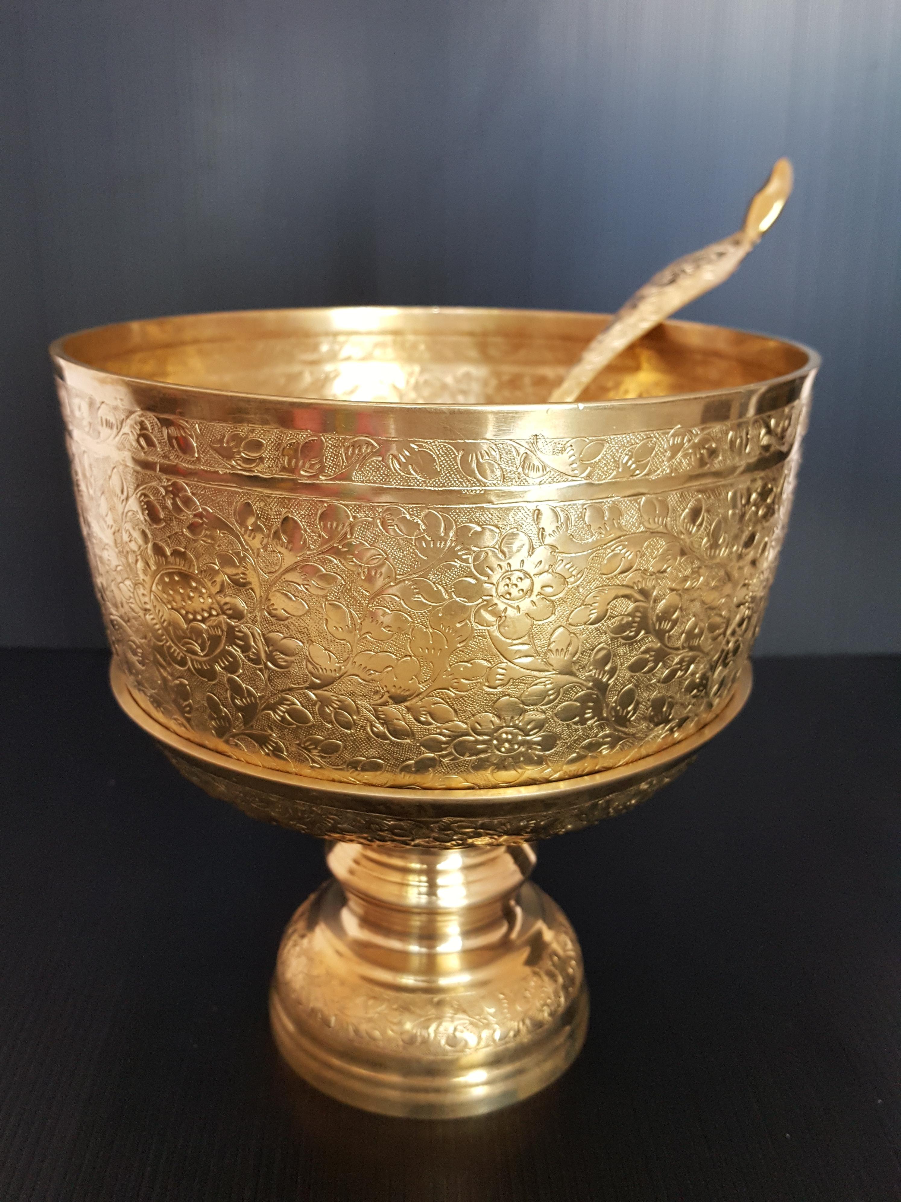 ขันพานรองตักบาตรทองเหลืองแกะลายพร้อมทัพพี สมัยอยุธยา ขนาด 5,6,7,8,9,10,12 นิ้ว เครื่องทองเหลือง