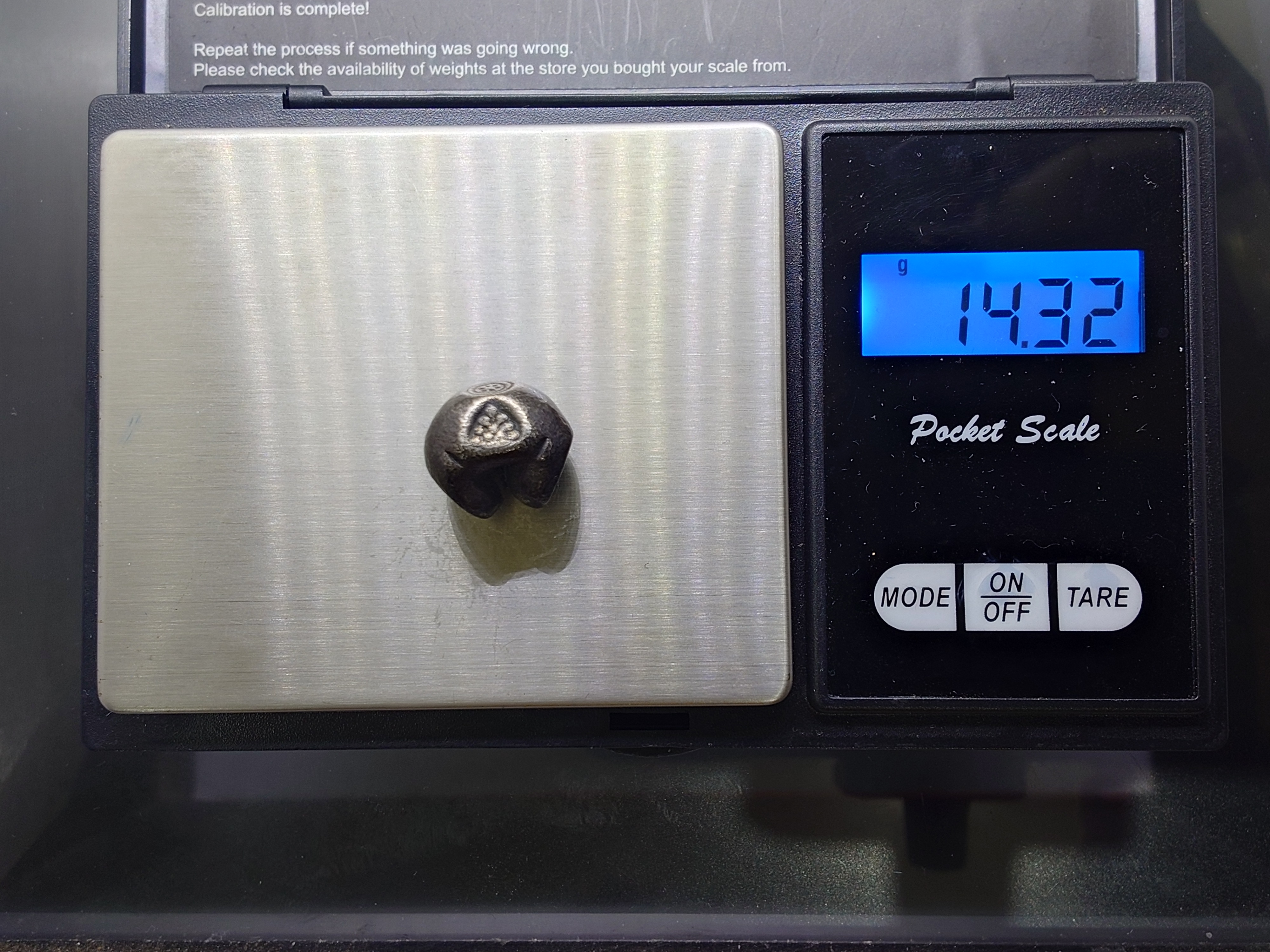 พดด้วง ขนาด 1 บาท ตราพระซ่อมดอกไม้-จักร สมัยอยุธยา พุทธศตวรรษที่ 19 - 24 ตรานิยม หายาก สภาพสวย