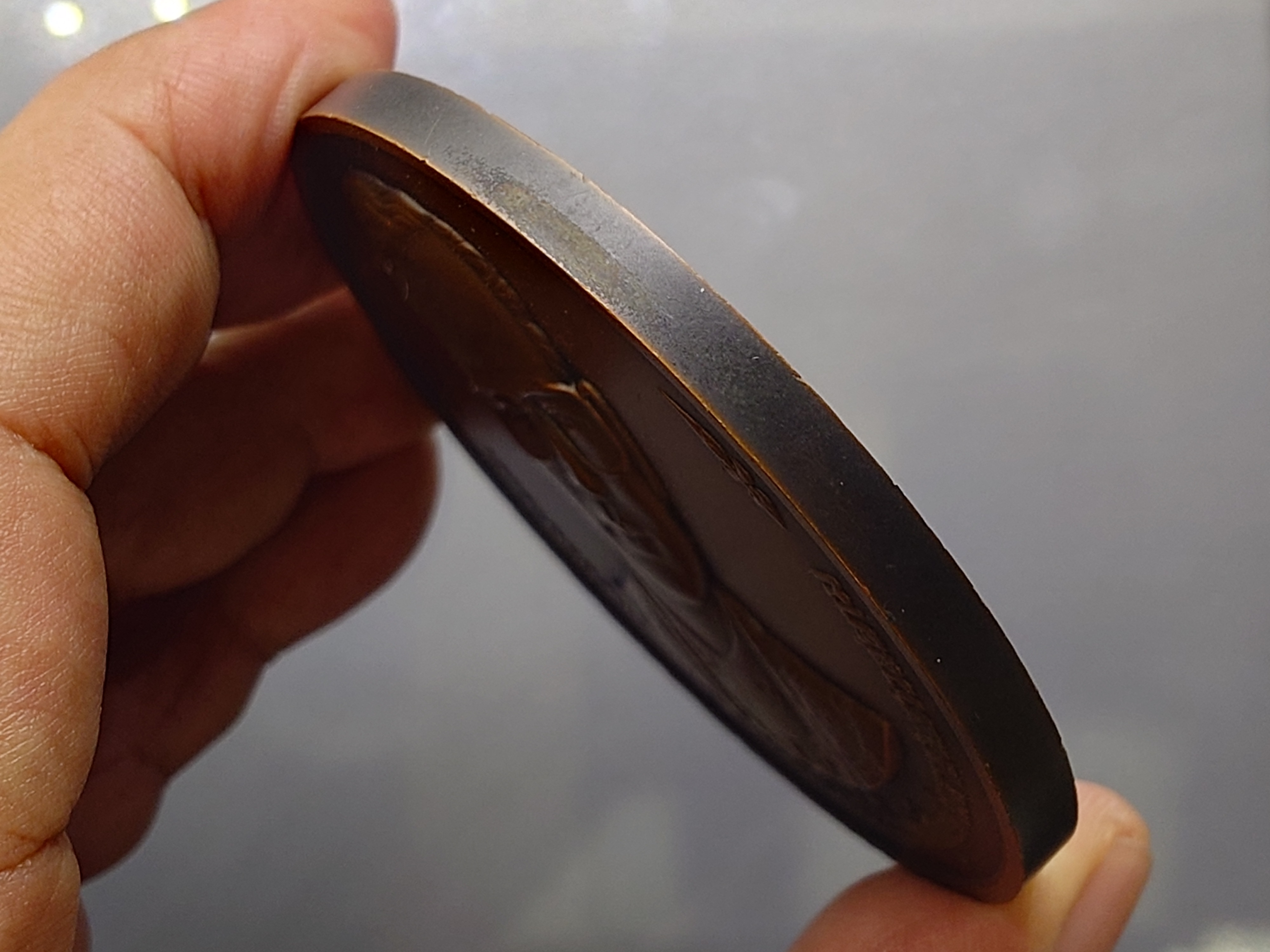 เหรียญที่ระลึกพระบรมราชาภิเษก ครบ 50 ปี เนื้อทองแดงรมดำ ขนาด 7 เซน ปี 2543 พร้อมกล่องเดิม