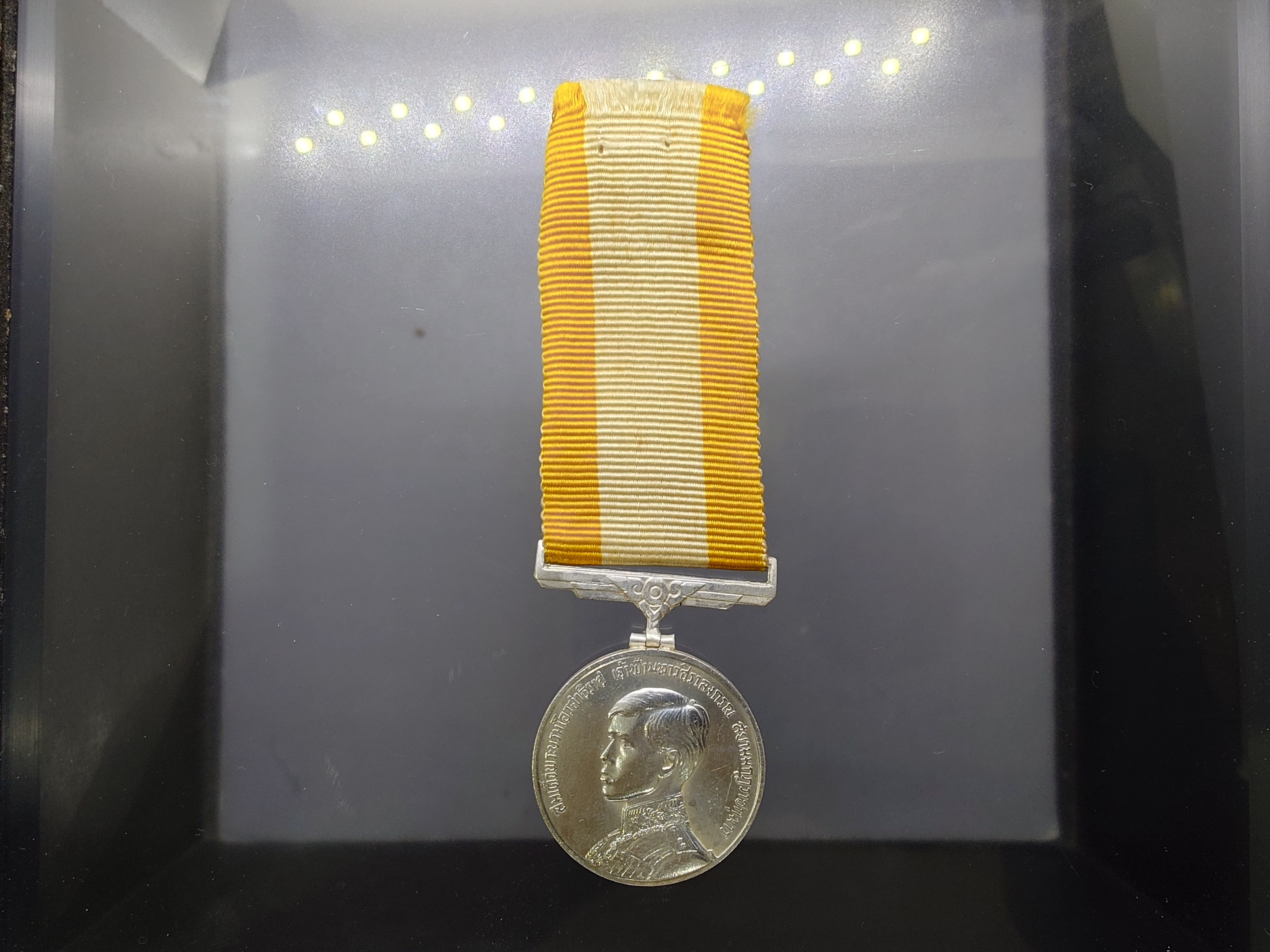 เหรียญแพรแถบที่ระลึกพระราชพิธีสถาปนาสมเด็จพระบรมโอรสาธิราช เนื้อเงิน ปี2515 แบบชาย แพรเดิมๆ