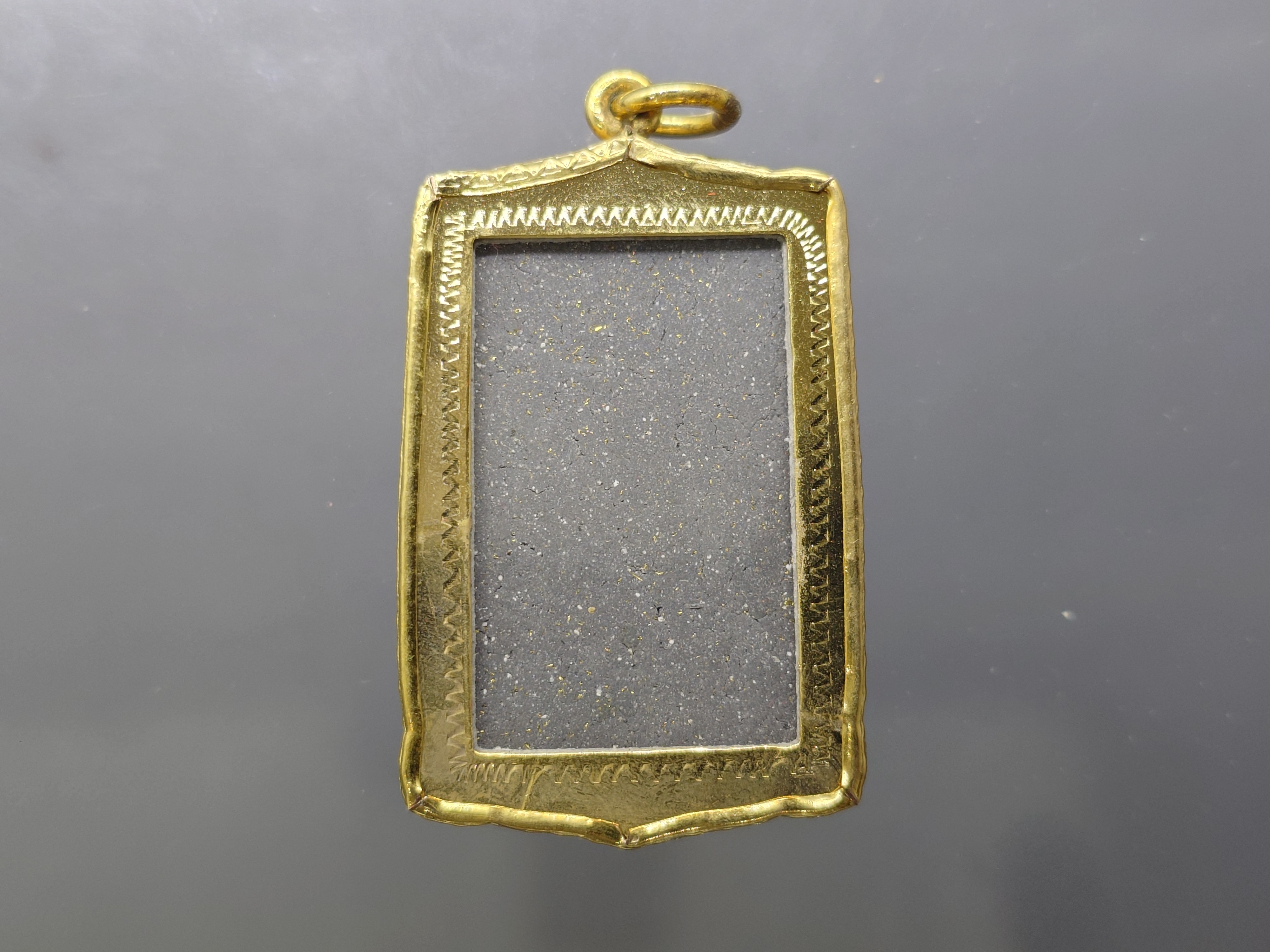 พระสมเด็จผงพรายกุมาร รุ่นเศรษฐีชินบัญชร หลวงปู่ทิม อิสริโก มูลนิธิพุทธคยา จัดสร้าง ปี2558 พร้อมกล่องเดิม