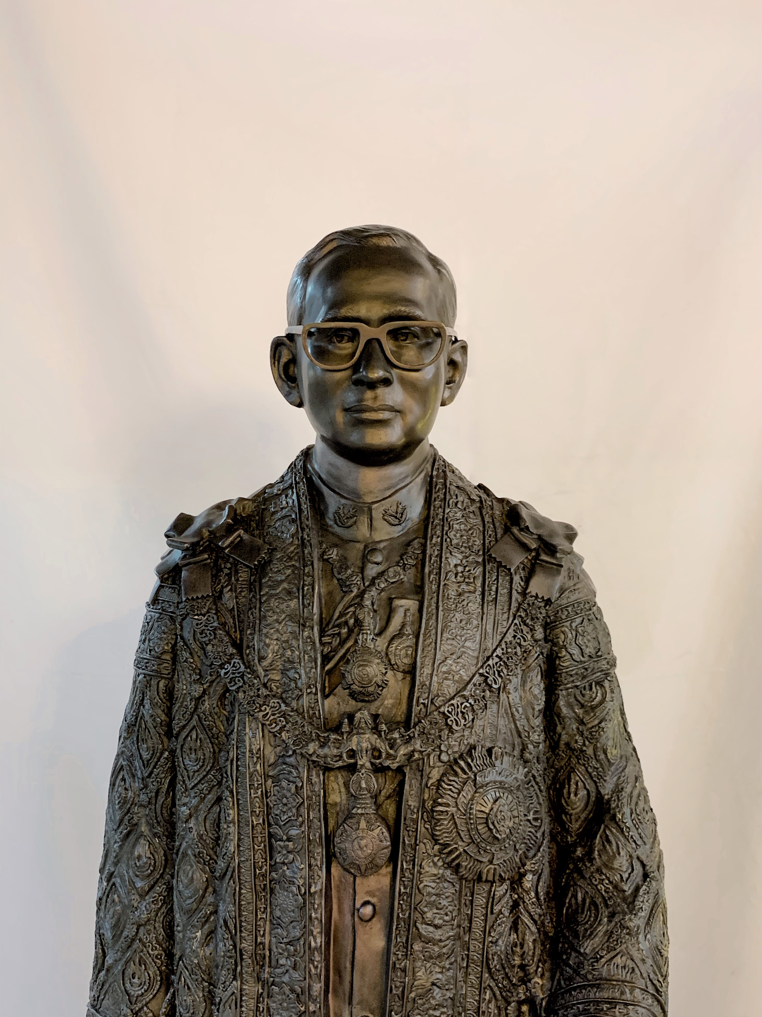 พระบรมรูปหล่อรัชกาลที่ 9 ร.9 เต็มองค์ (ขนาดเท่าจริง)