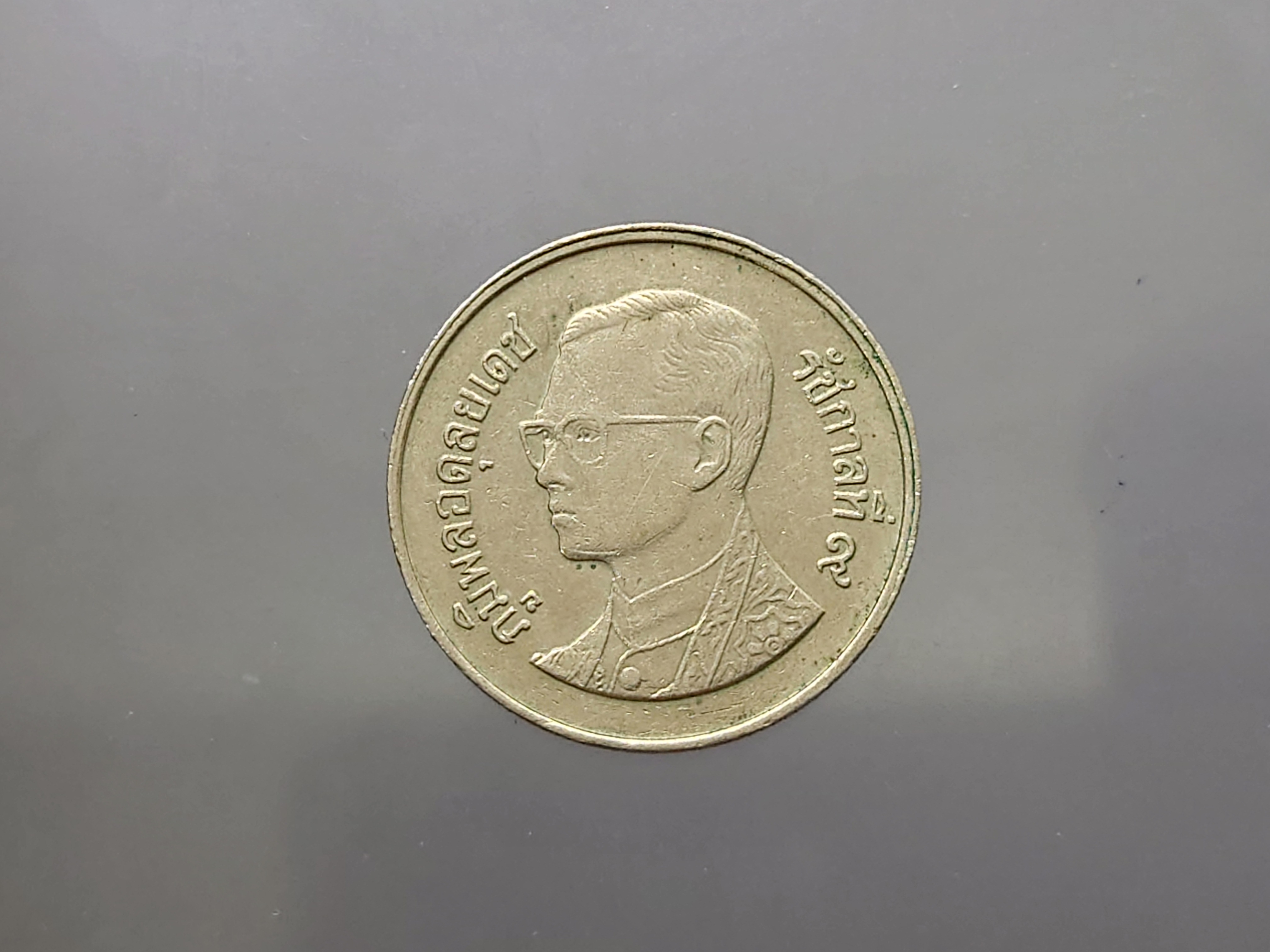 เหรียญหมุนเวียน 1 บาทหลังวัดพระศรืๆ (ช่อฟ้าสั้น) พ.ศ.2529 ผ่านใช้งาน