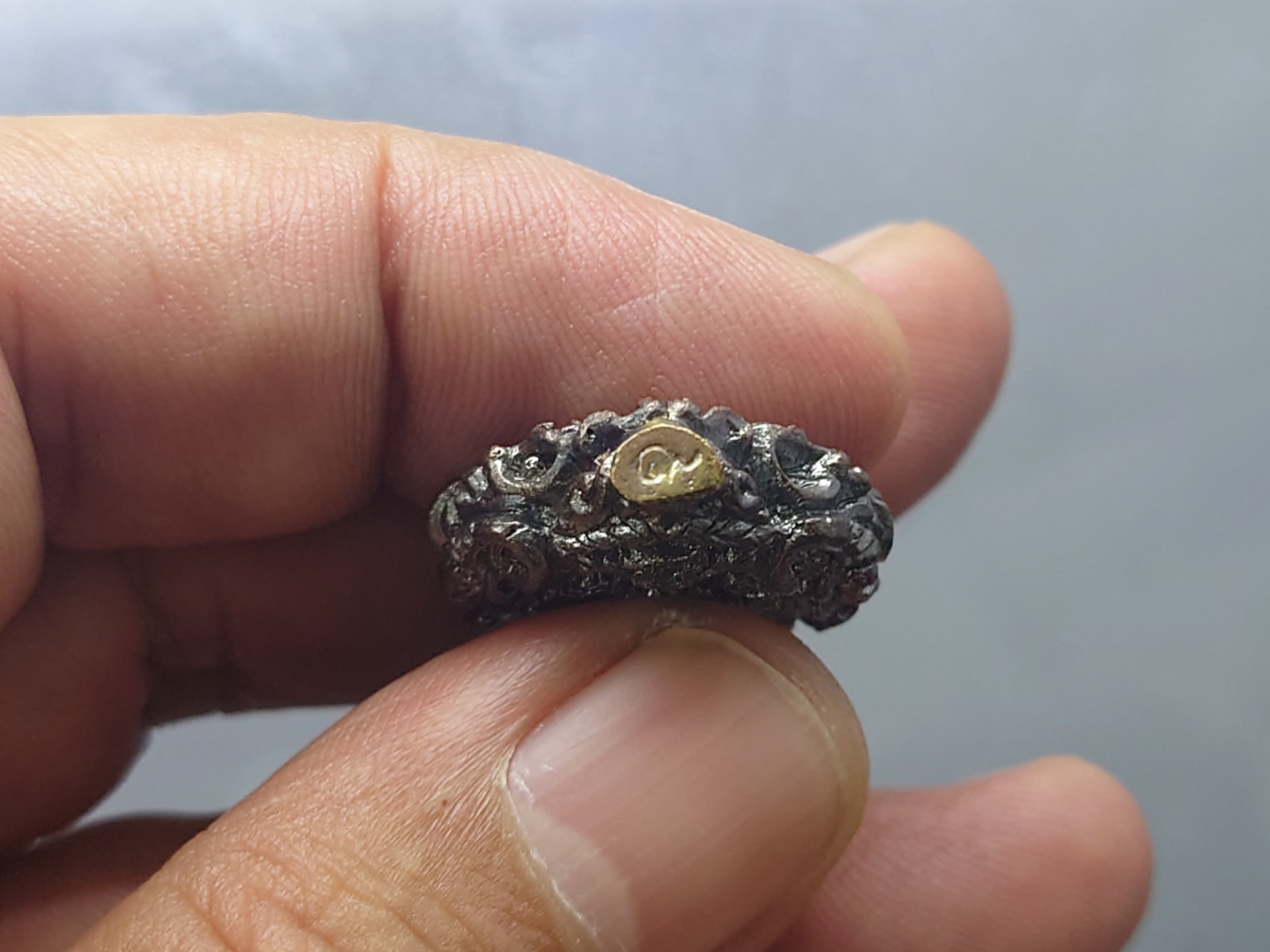 เหรียญในหลวงทรงผนวช เหรียญหล่อฉีด เนื้อนวะ พิมพ์หยดน้ำ สร้างโดยกองพลที่ 1 รักษาพระองค์ หลวงปู่โต๊ะ หลวงปู่ทิม ร่วมปลุกเสก ปี 2517