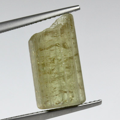 ผลึกทัวร์มาลีน (Tourmaline Crystal) 10.76 กะรัต สีเขียวอมเหลือง เป็นแท่ง