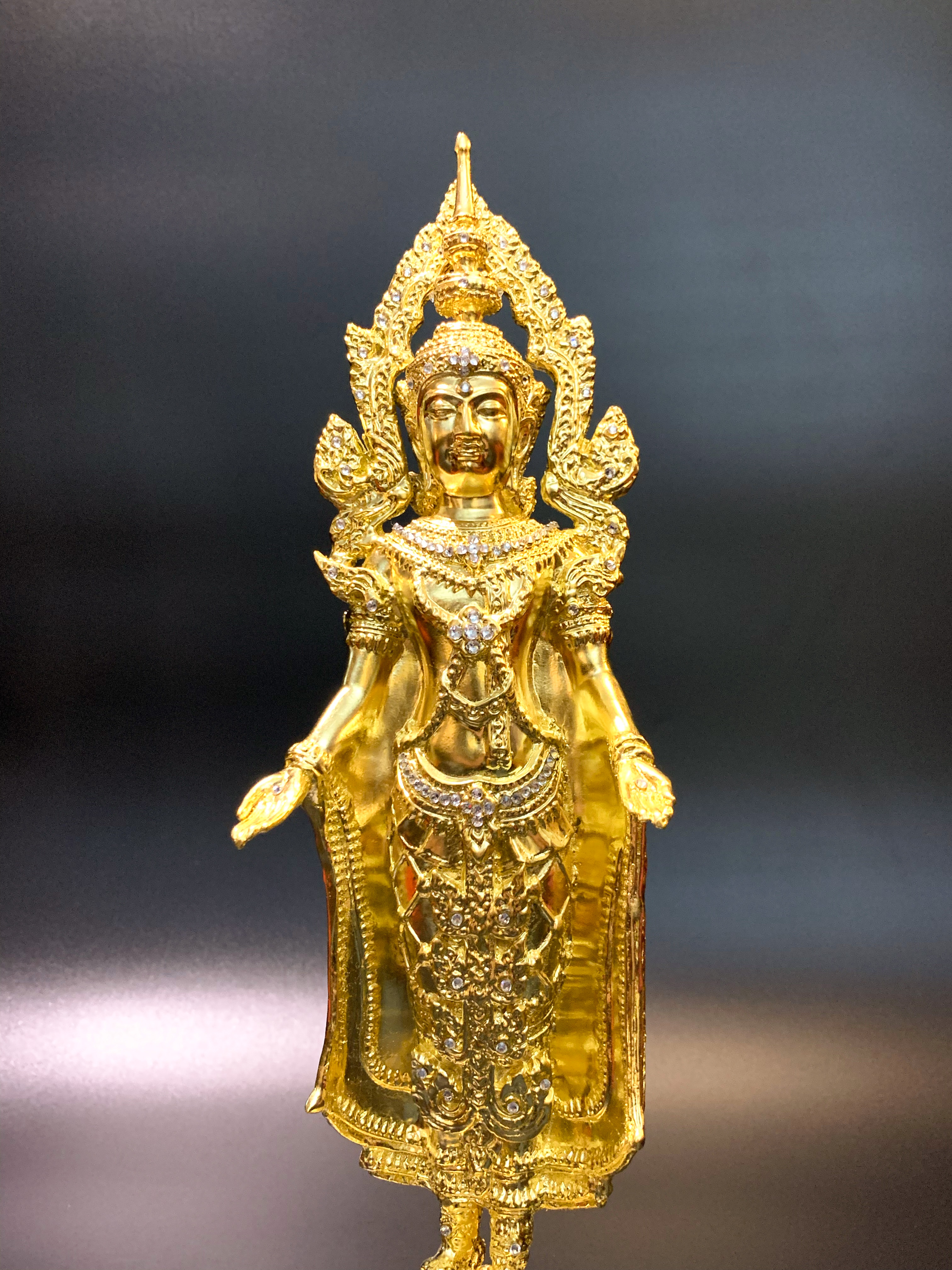 พระพุทธมหาจักรพรรดิ ปางเปิดโลก หน้าตัก 5 นิ้ว ปิดทอง ติดคริสตัล วัดกษัตราธิราชวรวิหาร จ.อยุธยา