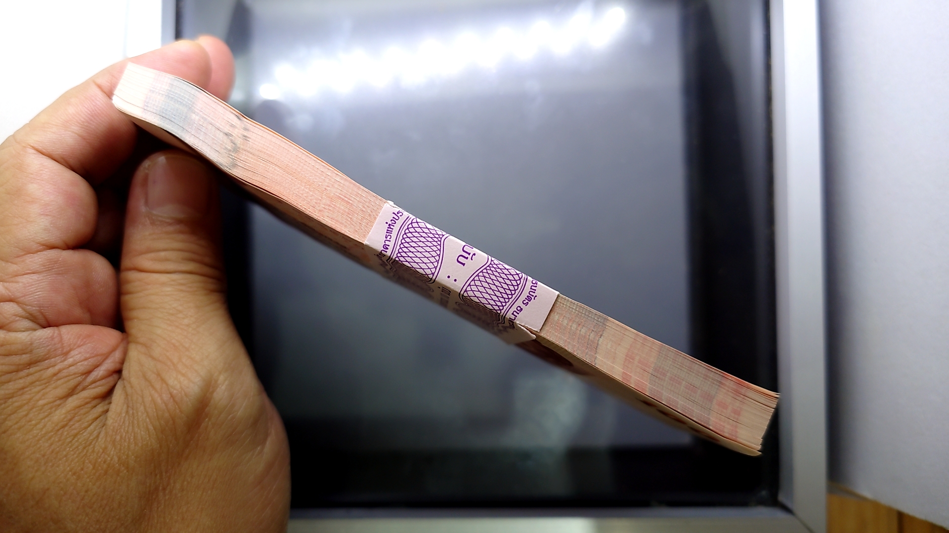 ธนบัตร 100 บาท ยกแหนบ 100 ใบ เรียงเลข แบบ 15 รุ่น 2 (เลิกทาส) ปี2540 ไม่ผ่านใช้ สภาพสวย