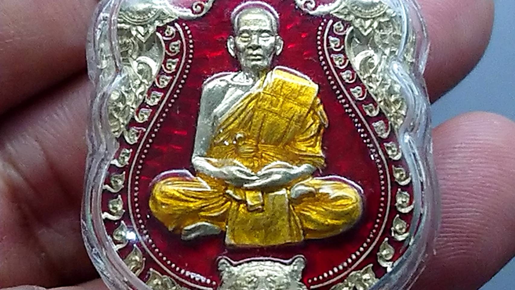 เหรียญเสมาเสือคาบดาบ รุ่น1 (แจกยกลัง)อัลปาก้าลงยาแดง หลังยาแดง ตอกพิเศษ ตอกหัวเสือ หลวงพ่อพัฒน์ วัดห้วยด้วน โคท 267