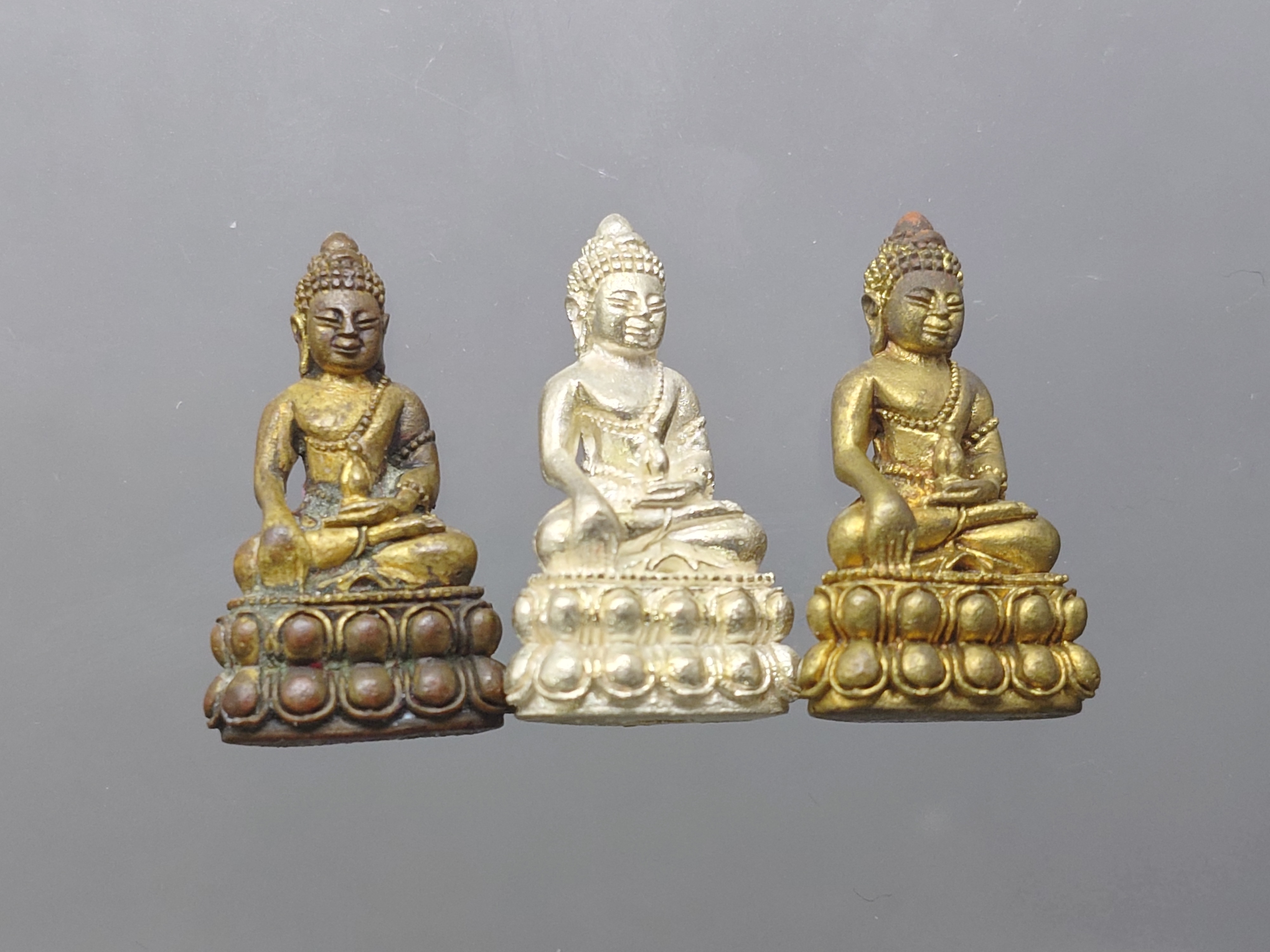 พระชัยวัฒน์ ตั๊กม้อ (เนื้อเงิน นวะ สัมฤทธิ์) ปลุกเสก 2 พิธีใหญ่ 2 แผ่นดินไทย-จีน วัดสุทัศนฯ-วัดกวงซิ่ว เมืองกวงโจว ประเทศจีน ปี2537 พร้อมกล่องเดิม