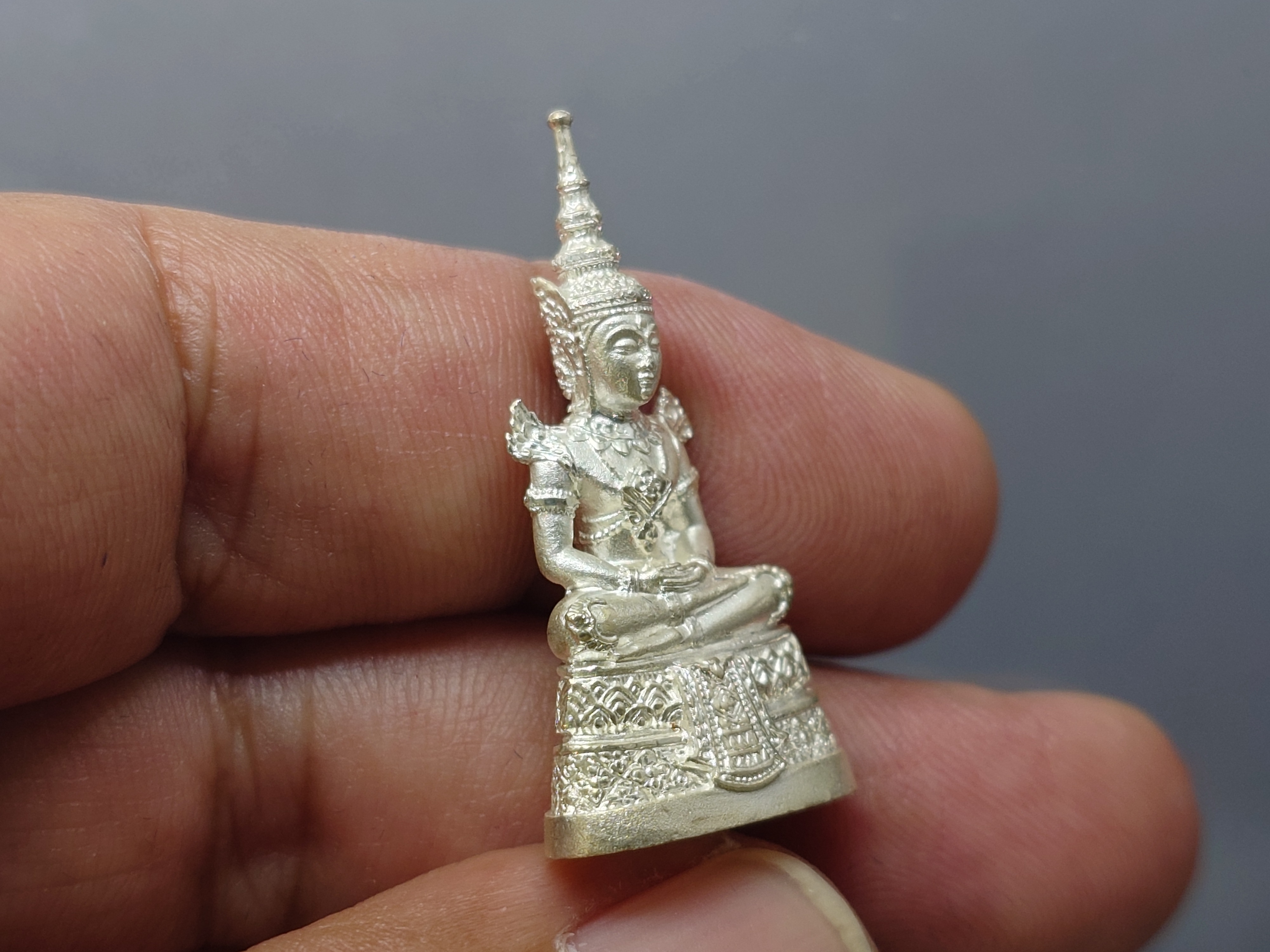 พระแก้วมรกต (พระพุทธมหามณีรัตนปฏิมากร) กรมสรรพสามิต ครบรอบ 64 ปี เนื้อเงินพ่นทราย พ.ศ.2539 พร้อมกล่องเดิม