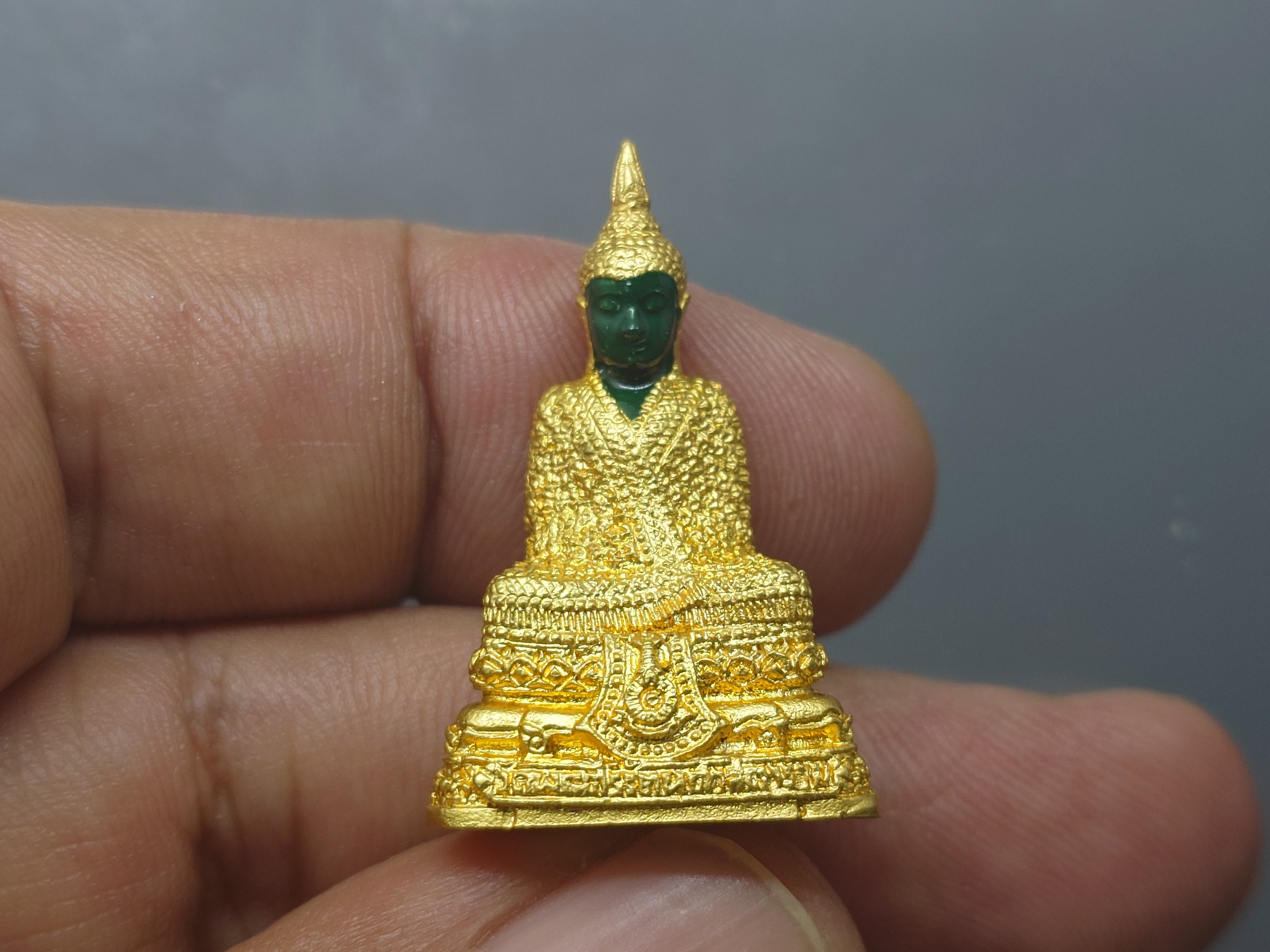 พระแก้วมรกต ทรงเครื่องฤดูหนาว เนื้อโลหะเคลือบสีเขียว เครื่องทรงชุบทอง ขนาดสูง 3 เซน สำนักพระราชวัง สร้าง พุทธาภิเษก ณ วัดพระศรีรัตนศาสดาราม พ.ศ.2547 พร้อมตลับเดิม