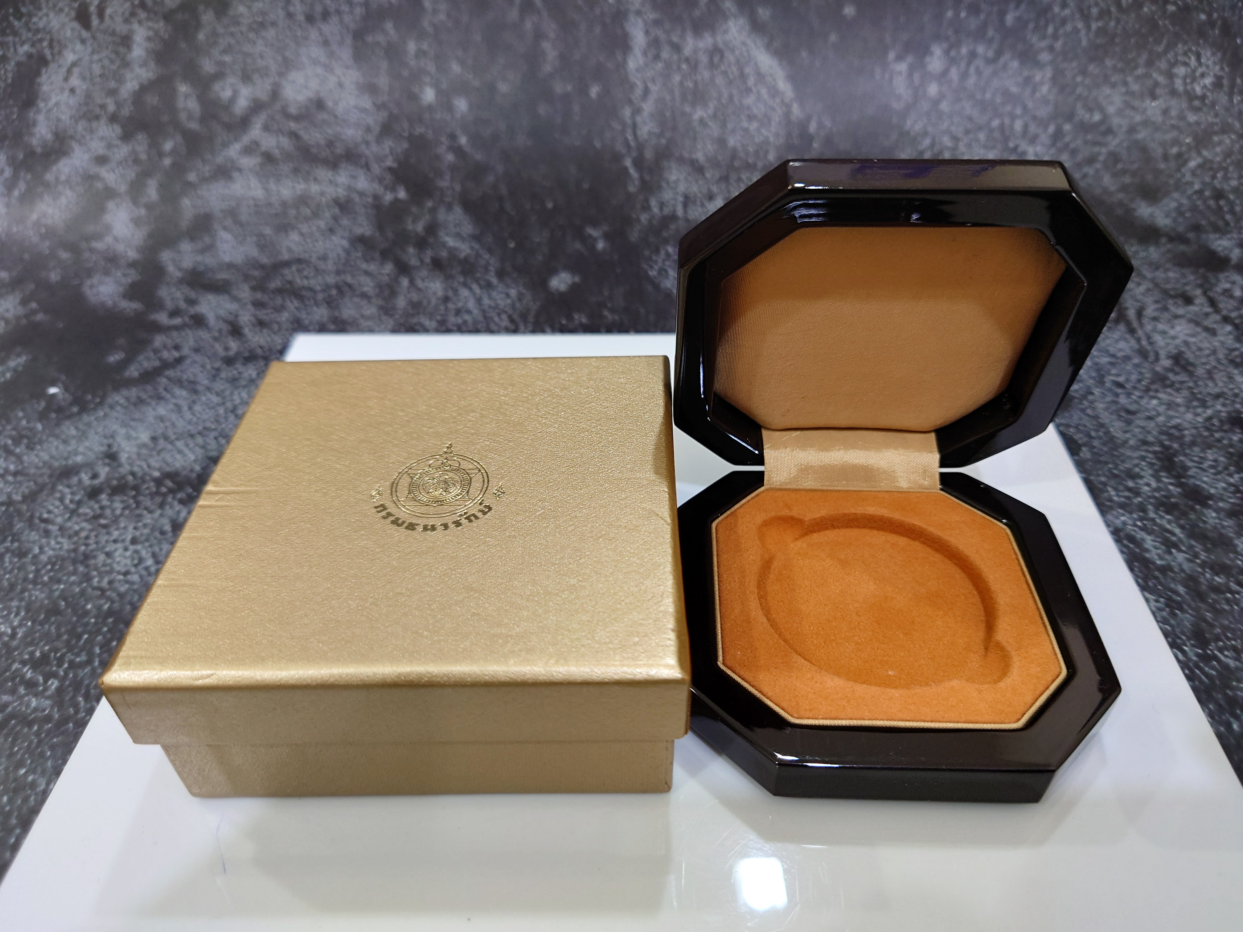 กล่องไม้ใส่เหรียญทองคำ 8 เหลี่ยม (หรือใส่เหรียญขนาดตลับวงนอก 4.5 เซน) จากกรมธนารักษ์ ผ่านใช้ สภาพสวย 95 %
