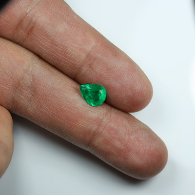 **ขายแล้ว**มรกตโคลัมเบีย (Colombian Emerald) 1.14 กะรัต สีเขียวสด รูปร่างหยดน้ำ