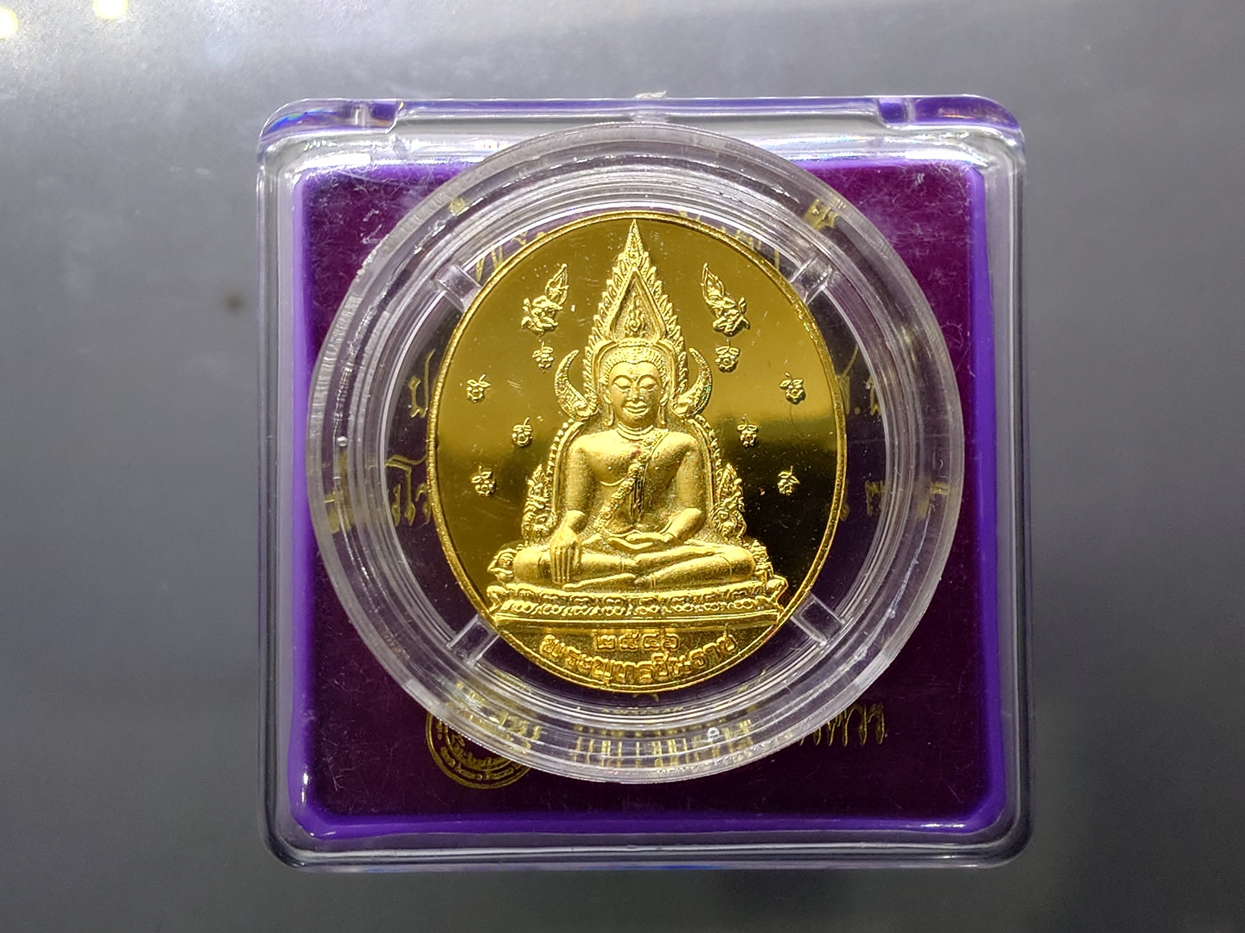 พระพุทธชินราช หลังพระนามาภิไธย สธ 48 พรรษา พระเทพฯ เนื้อกาหลั่ยทองขัดเงา พิมพ์ใหญ่ ขนาด 3 เซน พ.ศ.2546 พร้อมกล่องเดิม