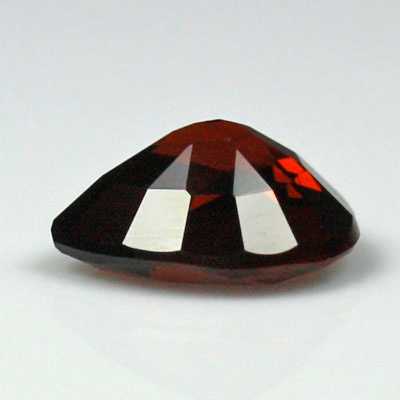 **ขายแล้ว**โกเมนสีเเดงอมม่วงหรือโรโดไลท์ (Rhodolite Garnet) 1.66 กะรัต สีเข้ม รูปร่างดี ไฟดี