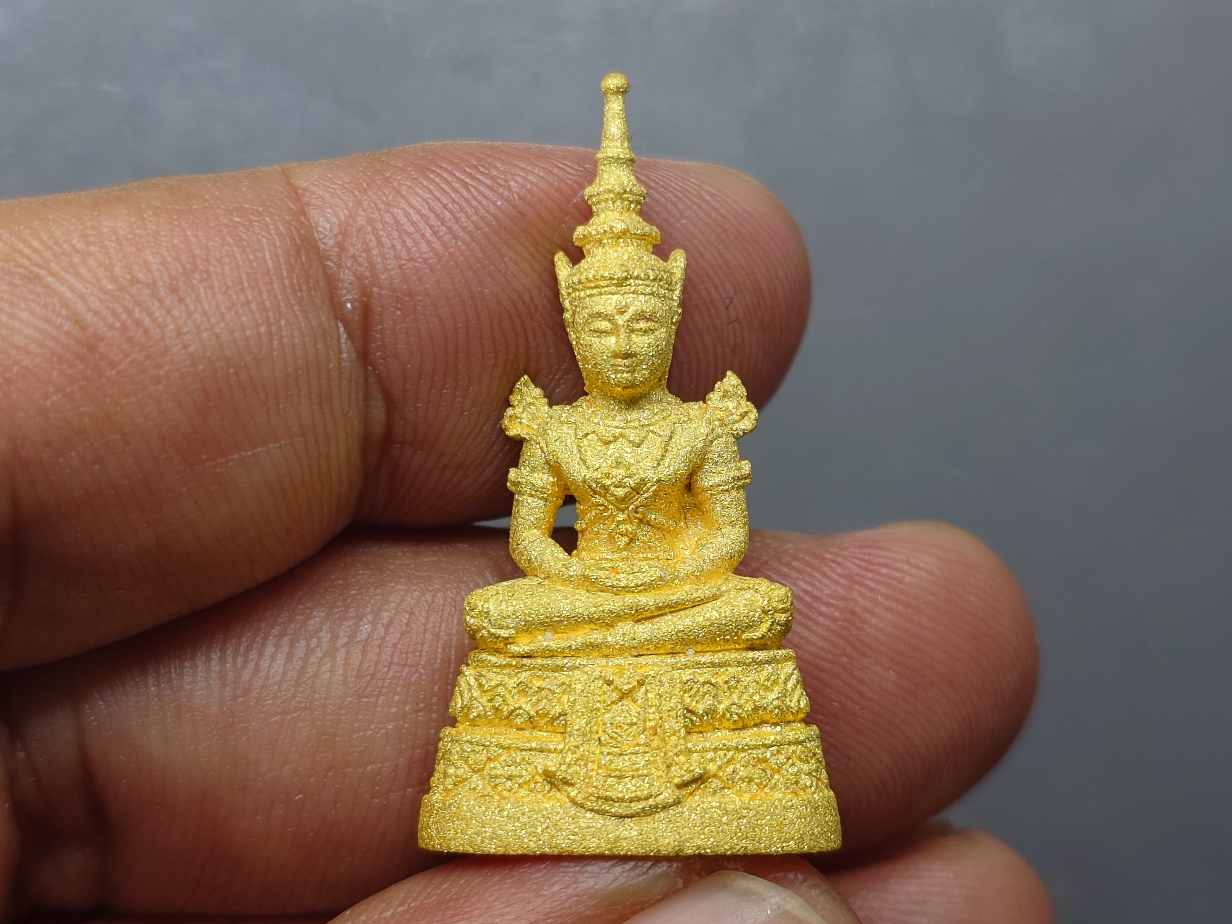 พระแก้วมรกต (เนื้อทองคำ 99.99 % หนัก 18 กรัม) (พระพุทธมหามณีรัตนปฏิมากร) กรมสรรพสามิต ครบรอบ 64 ปี พ.ศ.2539 พร้อมกล่องเดิม