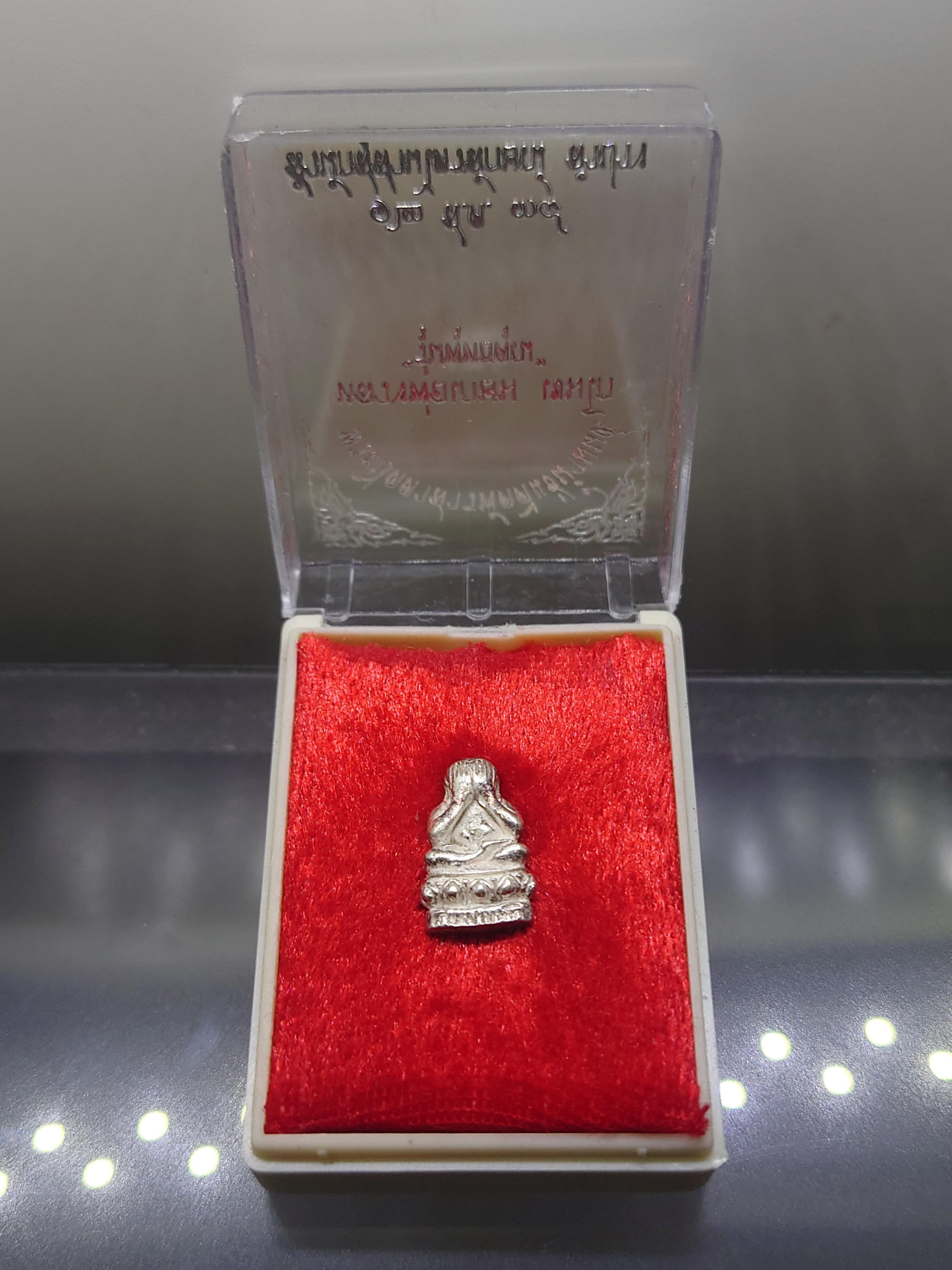 พระปิดตาสารพัดดีแช่น้ำมนต์ รุ่นพุทธคุณ เนื้อเงิน หลวงพ่อเกษม เขมโก สำนักสุสานไตรลักษณ์ ลำปาง ปี2538 พร้อมตลับเดิม