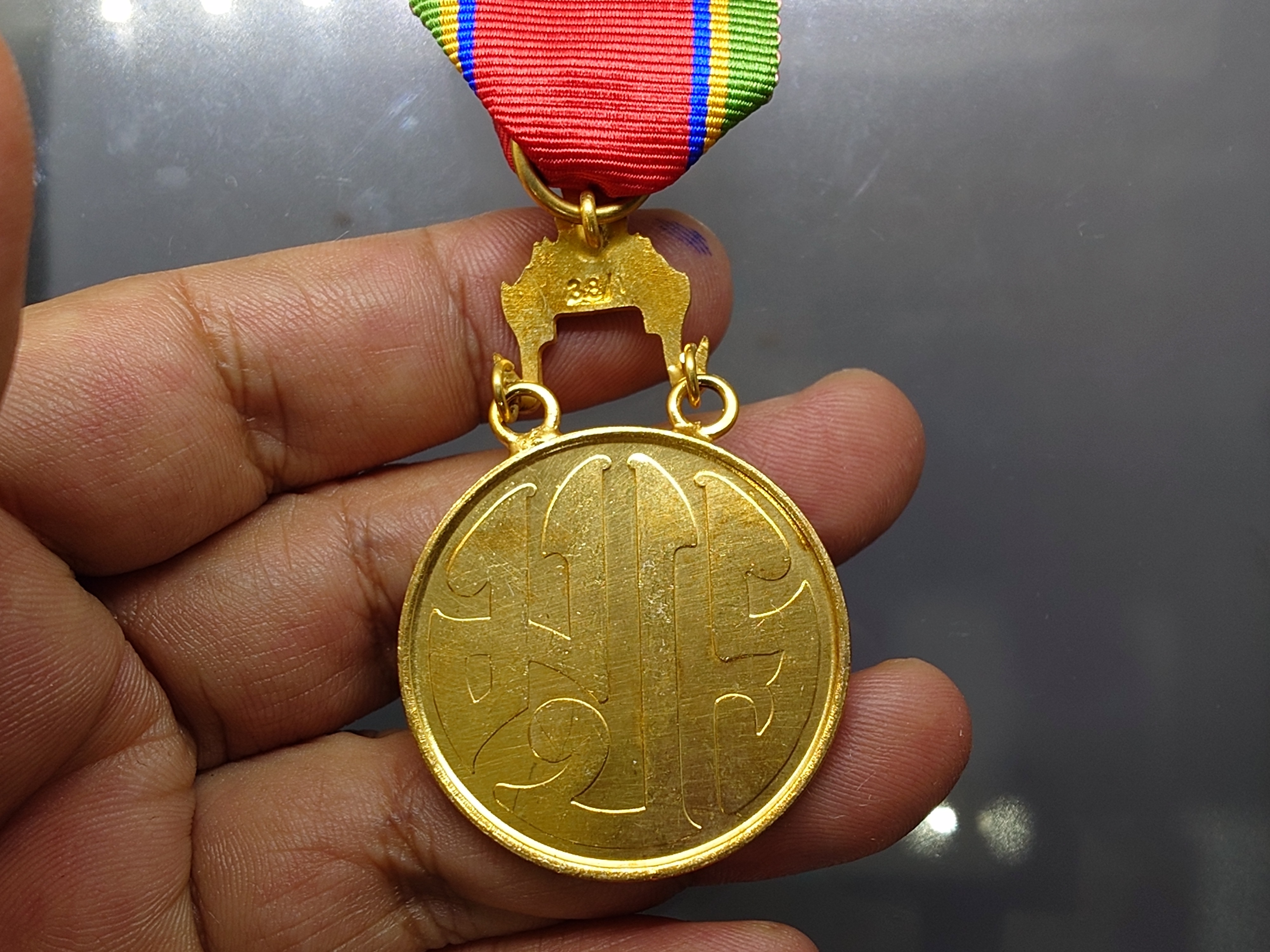 เครื่องราชอิสริยาภรณ์อันเป็นที่เชิดชูยิ่งช้างเผือก ชั้นที่6 เหรียญทองช้างเผือก ร.ท.ช.พร้อมกล่อง