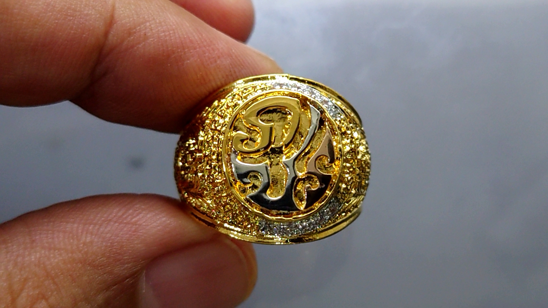 แหวนมหามงคล ชุดเราเทิดทูลองค์เหนือหัว ในวโรกาสครองราช 60 ปี 2549