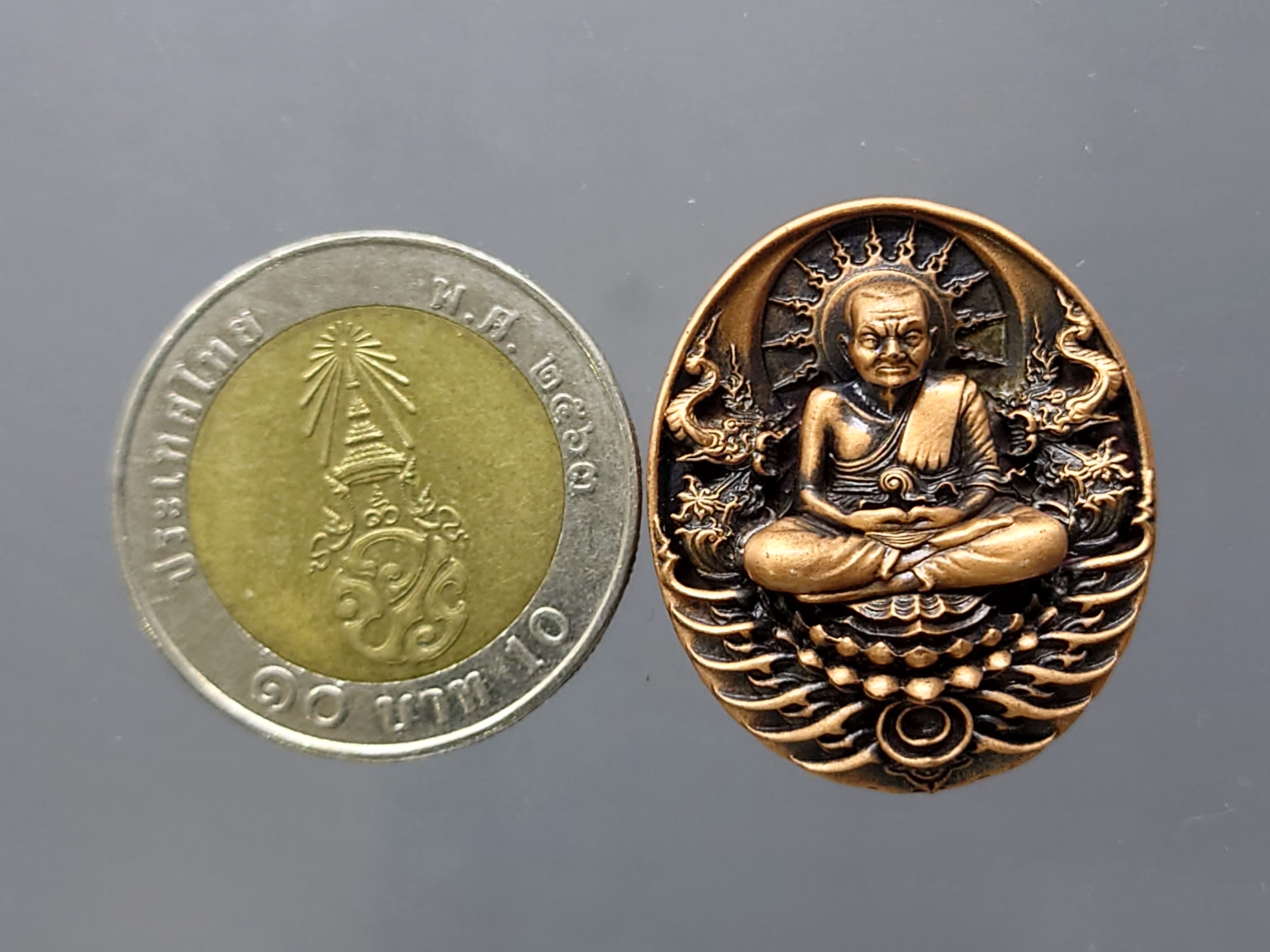 เหรียญหลวงปู่ทวด รุ่นอภิเมตรา มหาโพธิสัตว์ พิมพ์เล็ก เนื้อทองแดงนอก ควบคุมออกแบบโดย อ.เฉลิมชัย โคท 603 พ.ศ.2558 พร้อมกล่องเดิม