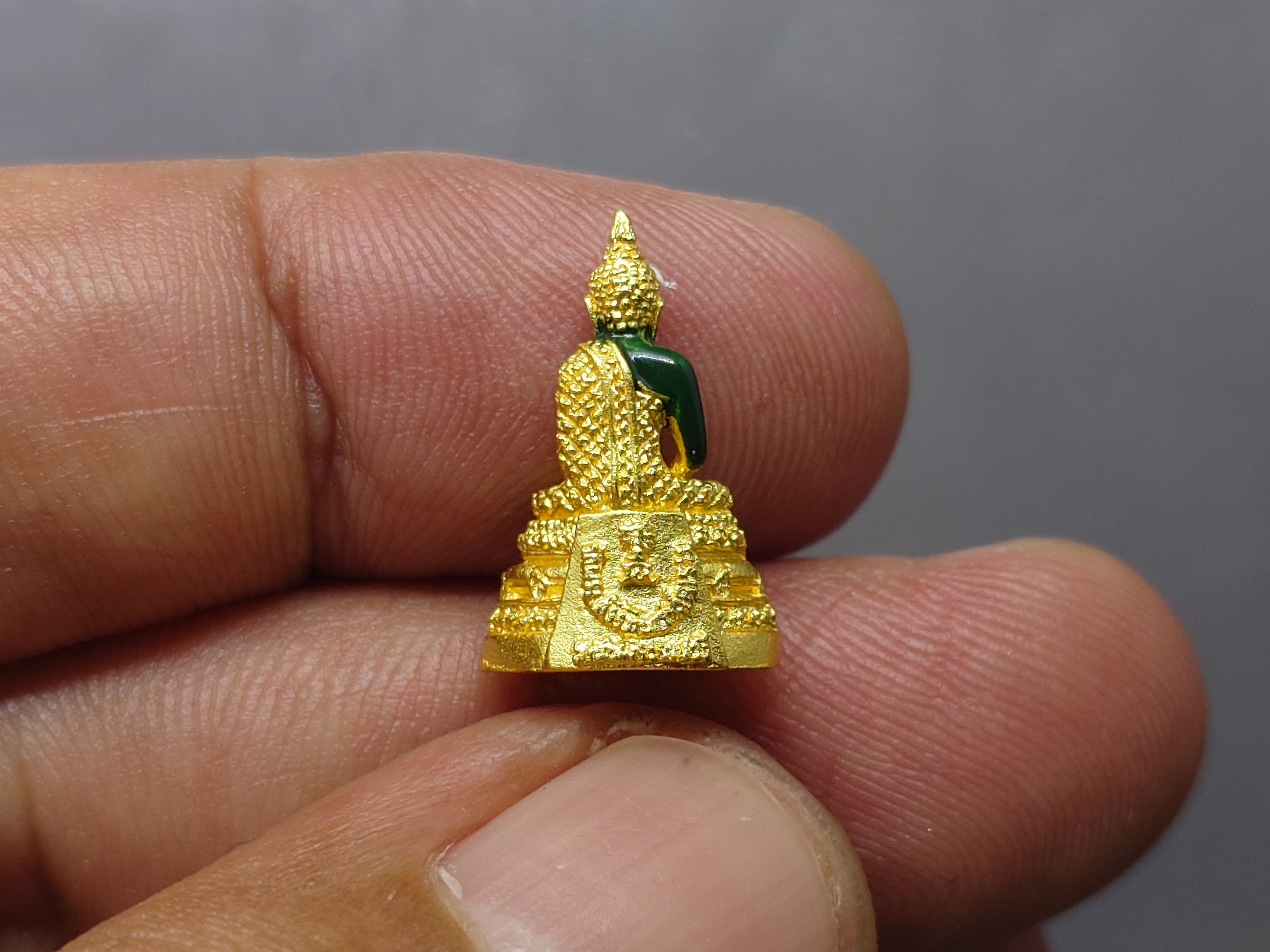 พระแก้วมรกต ทรงฤดูฝน (พิมพ์เล็ก ขนาดสูง 18มิล) เนื้อโลหะเคลือบสีเขียว เครื่องทรงชุบทอง สำนักพระราชวัง สร้าง พุทธาภิเษก ณ วัดพระศรีรัตนศาสดาราม พ.ศ.2547 รับประกันแท้