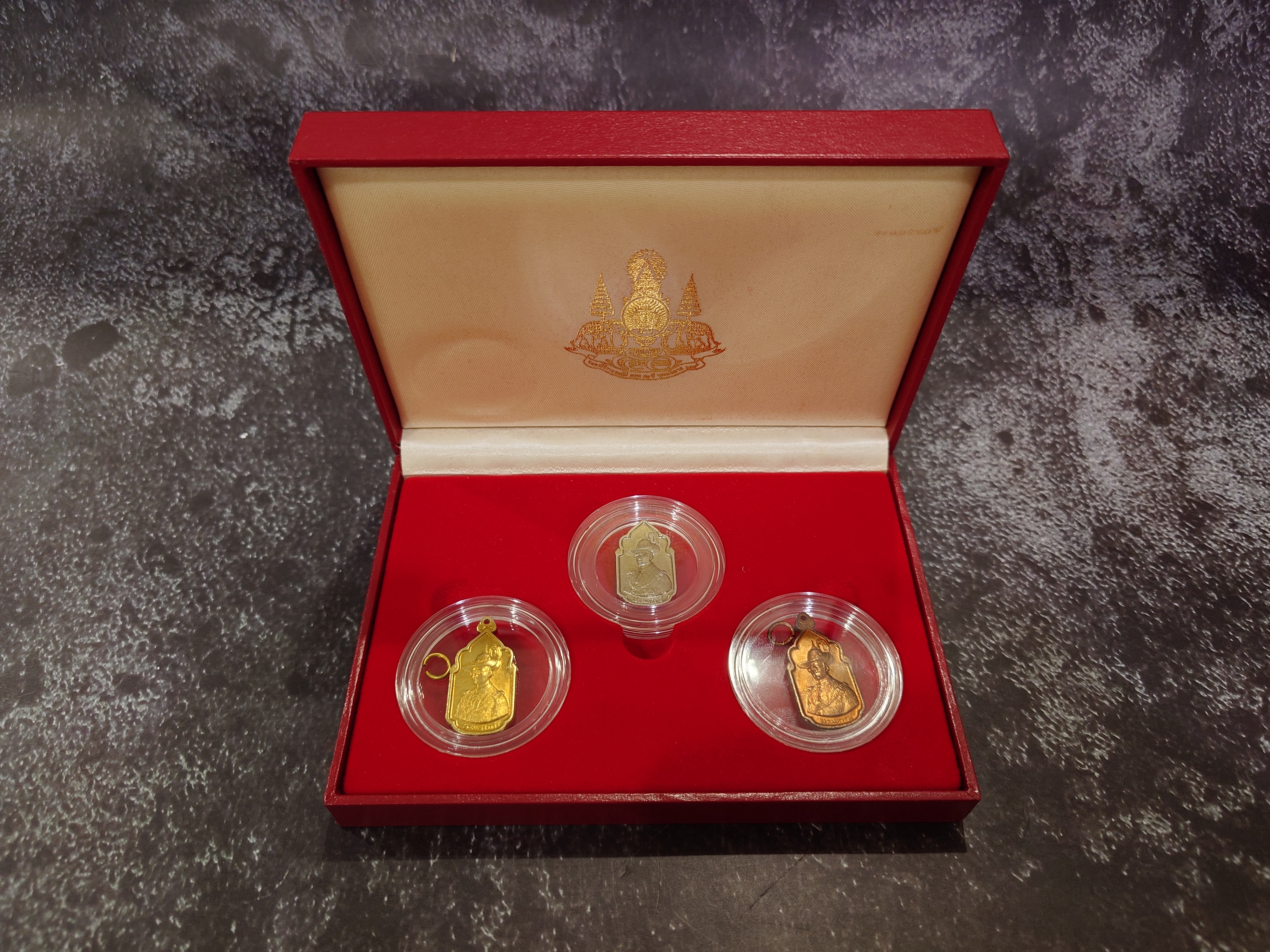 เหรียญนวมหาราช (ชุด 3 เหรียญ) เนื้อเงิน ทองเหลือง ทองแดง ปี 2530 หายาก พร้อมกล่องหนัง