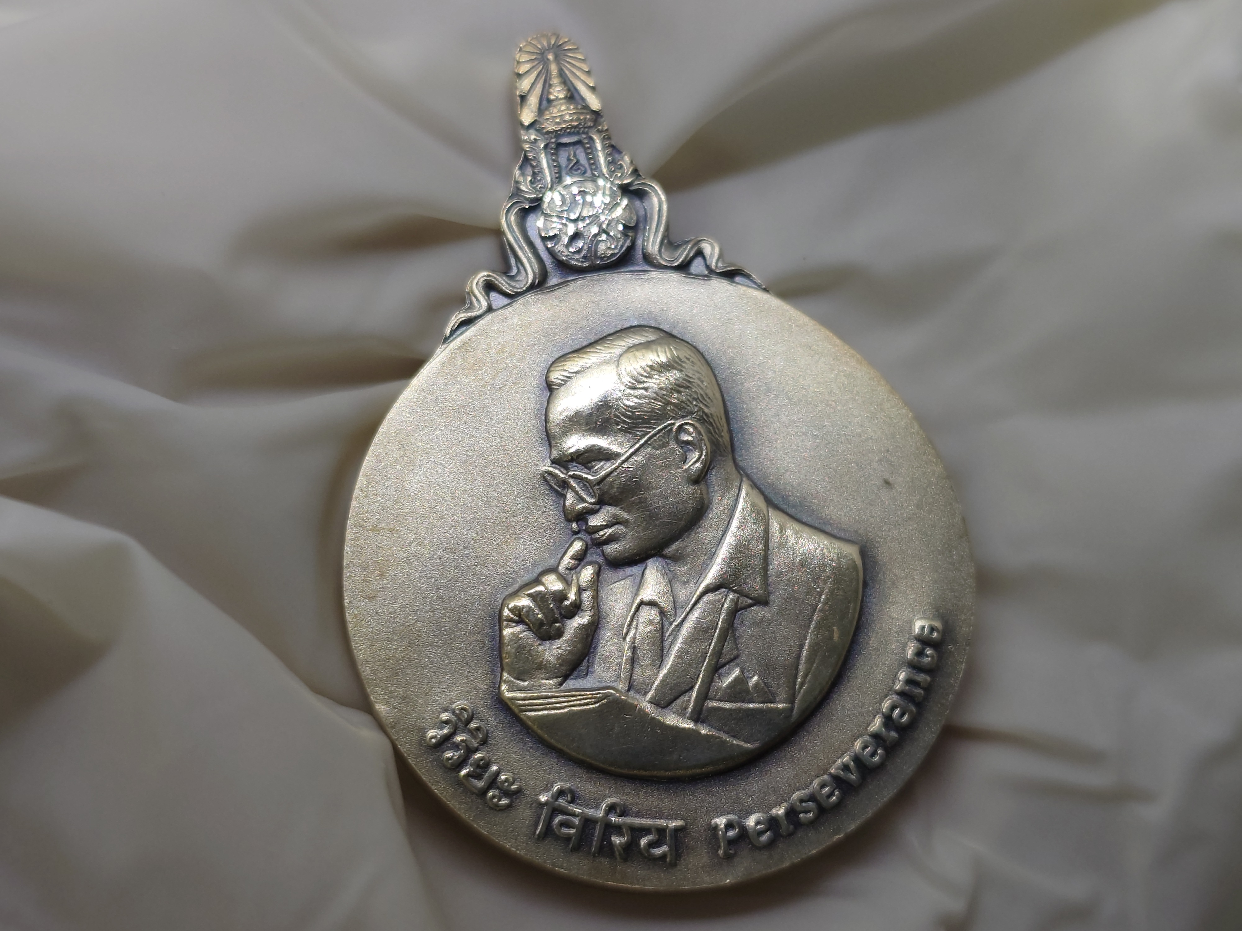 พระมหาชนก เนื้อเงิน พิมพ์ใหญ่ บล็อค ป ขาด นิยม ปี2539 พร้อมหนังสือ