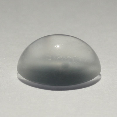 **ขายแล้ว**มูนสโตนตาแมว หรือ มุกดาหารตาแมว (Cat's eye Moonstone) 0.90 กะรัต สีขาว รูปไข่ เล็กๆน่ารัก