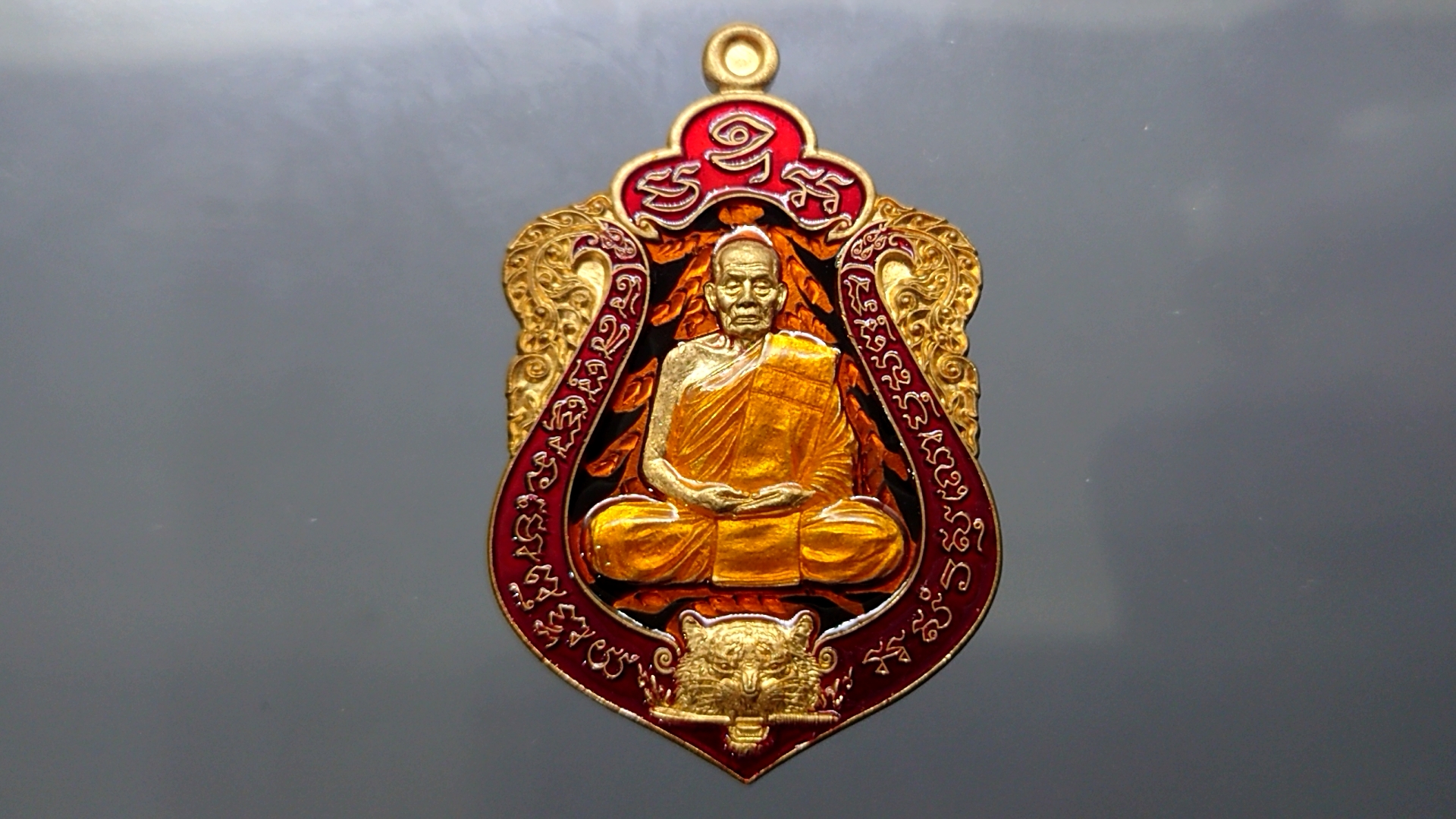 เสือคาบดาบรุ่น 4 เนื้อสัตตะ ลงยาลายเสือ ลงยาขอบแดง บนแดง (พิมพ์เสือ1) หลวงพ่อพัฒน์ วัดห้วยด้วน โคท 160