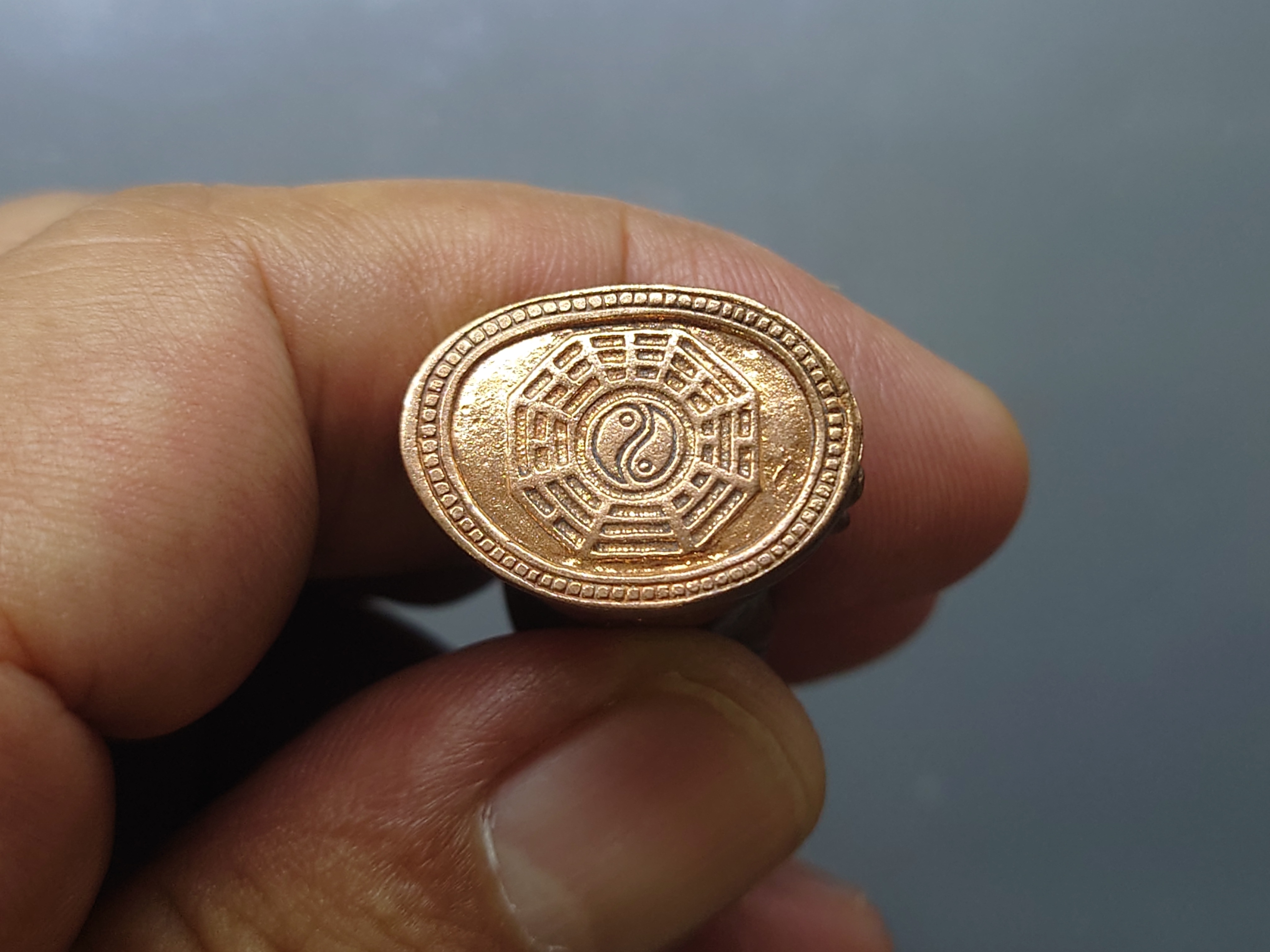 พsะกริ่งหยิน-หยาง เยาวราช รุ่นจักรพรรดิ เนื้อสัมฤทธิ์ สูง 4 ซ.ม. ตอกโค๊ด หมายเลข วัดไตรมิตร ปี2561 พร้อมตลับเดิม