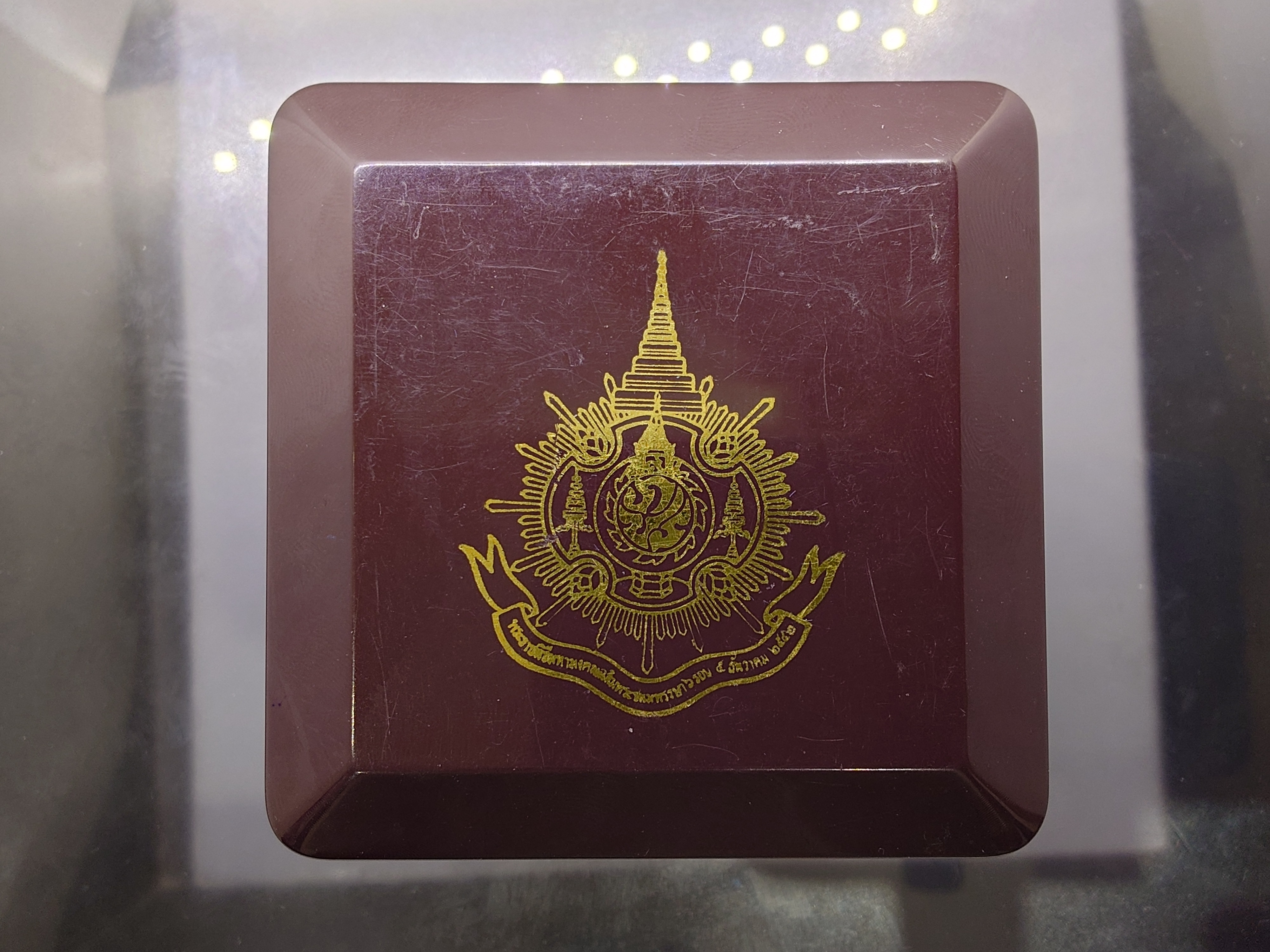 พระพุทธโสธร หลังตราสัญลักษณ์พระราชพิธี 6 รอบ รัชกาลที่9 เนื้อเงินขัดเงาพ่นทราย วัดโสธรวรารามวรวิหาร พ.ศ.2542 พร้อมกล่องเดิม