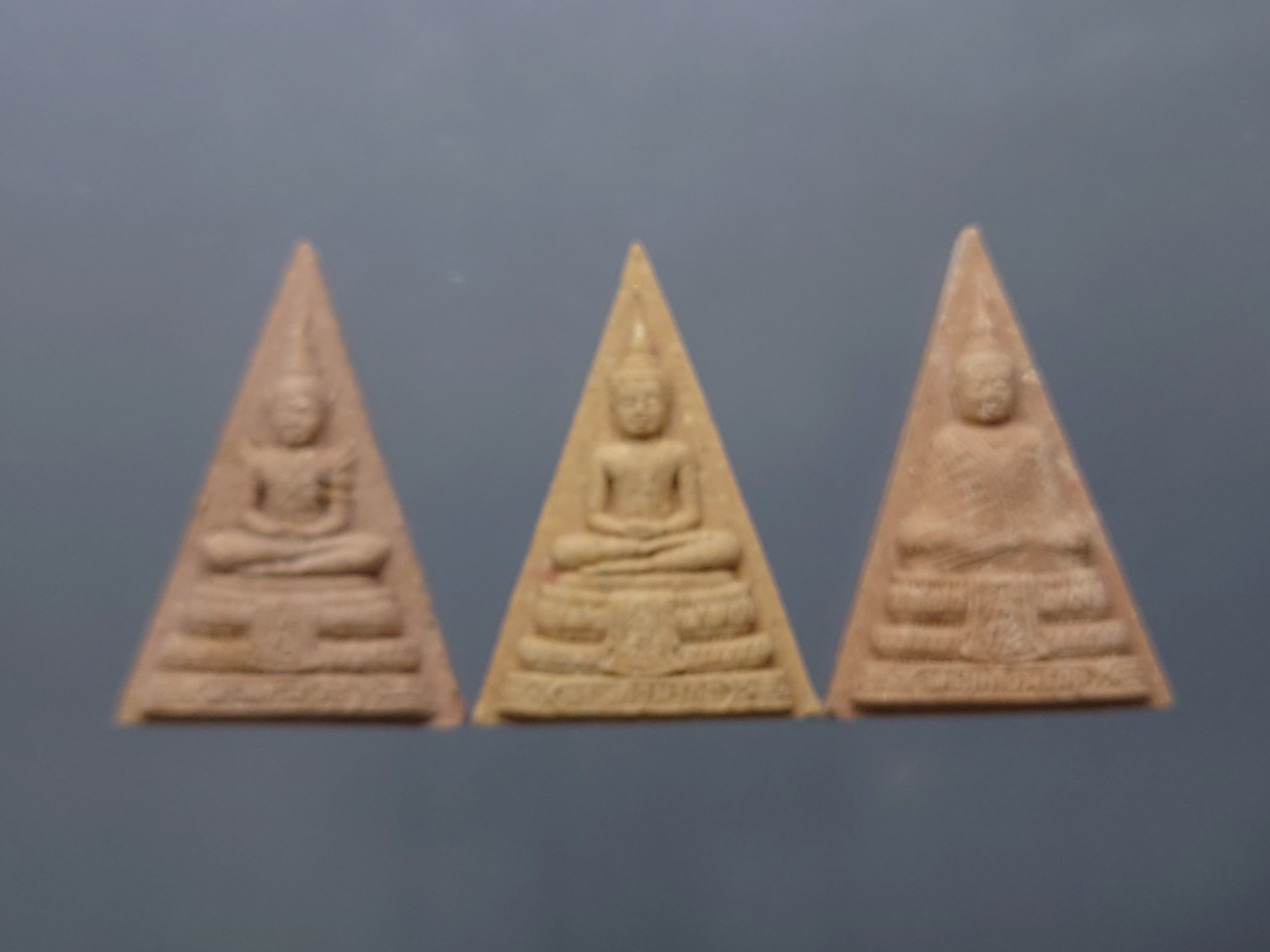 พsะแก้ว 3 ฤดู เนื้อผงพุทธคุณศักดิ์สิทธิ์ รุ่นเทอดพระเกียรติ พิธีเสาร์ห้า มหาพุทธาภิเษก ณ วัดพระศรีรัตนศาสดาราม ปี2540 พร้อมตลับเดิม