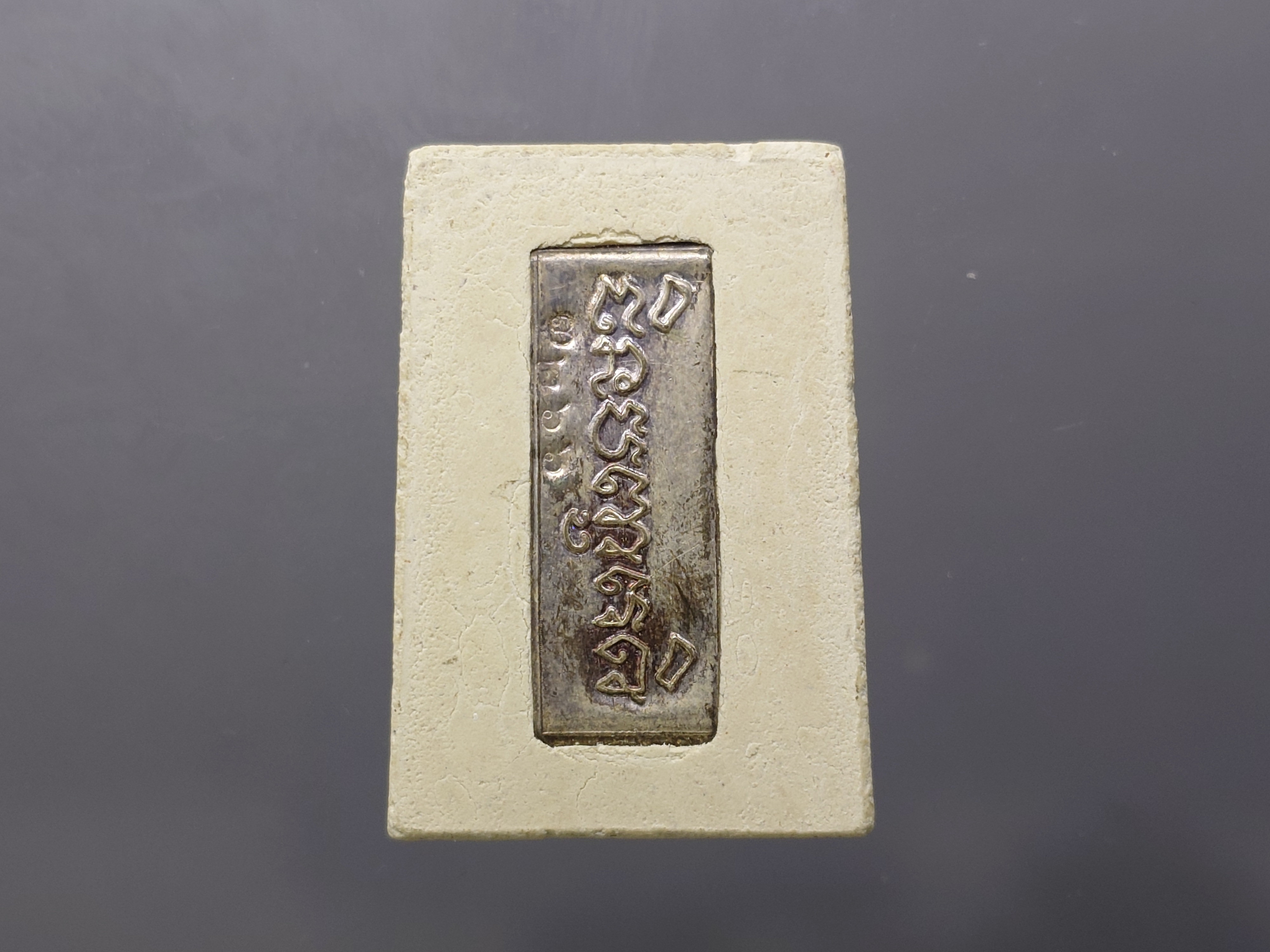 สมเด็จเกศพิมพ์ประธาน ประทานเงิน-ประทานทอง หน้ากากเงิน หลังแผ่นหัวใจพระคาถาชินบัญชร เนื้อเงิน วัดอินทรวิหาร บางขุนพรหม ปี2552 พร้อมกล่องเดิม