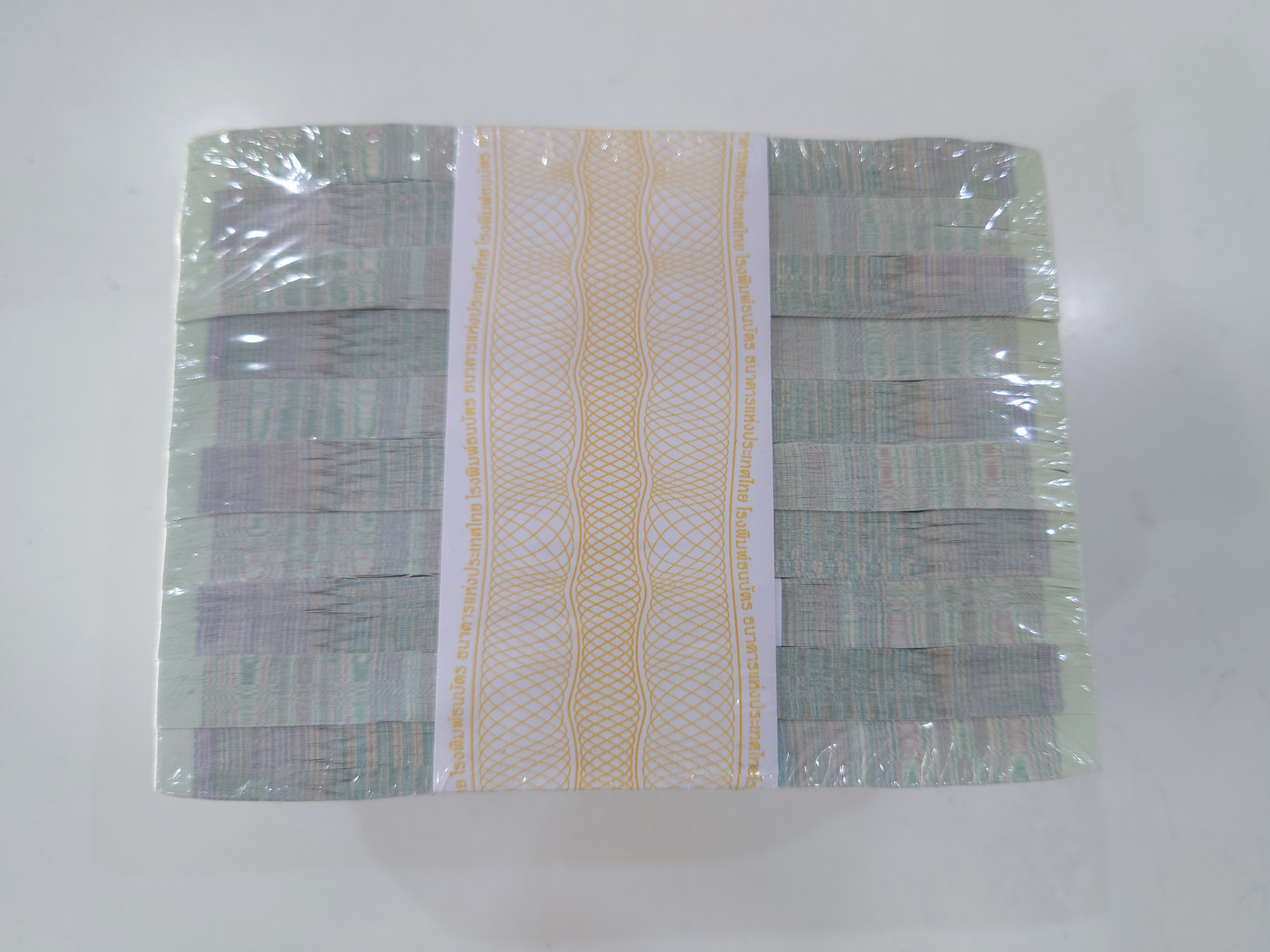 ธนบัตร 20 บาท (ยกแหนบ 100 ใบ เรียงเลข) แบบ 15 รัชกาลที่9 ปี2546 ไม่ผ่านใช้ สภาพขาว สวย