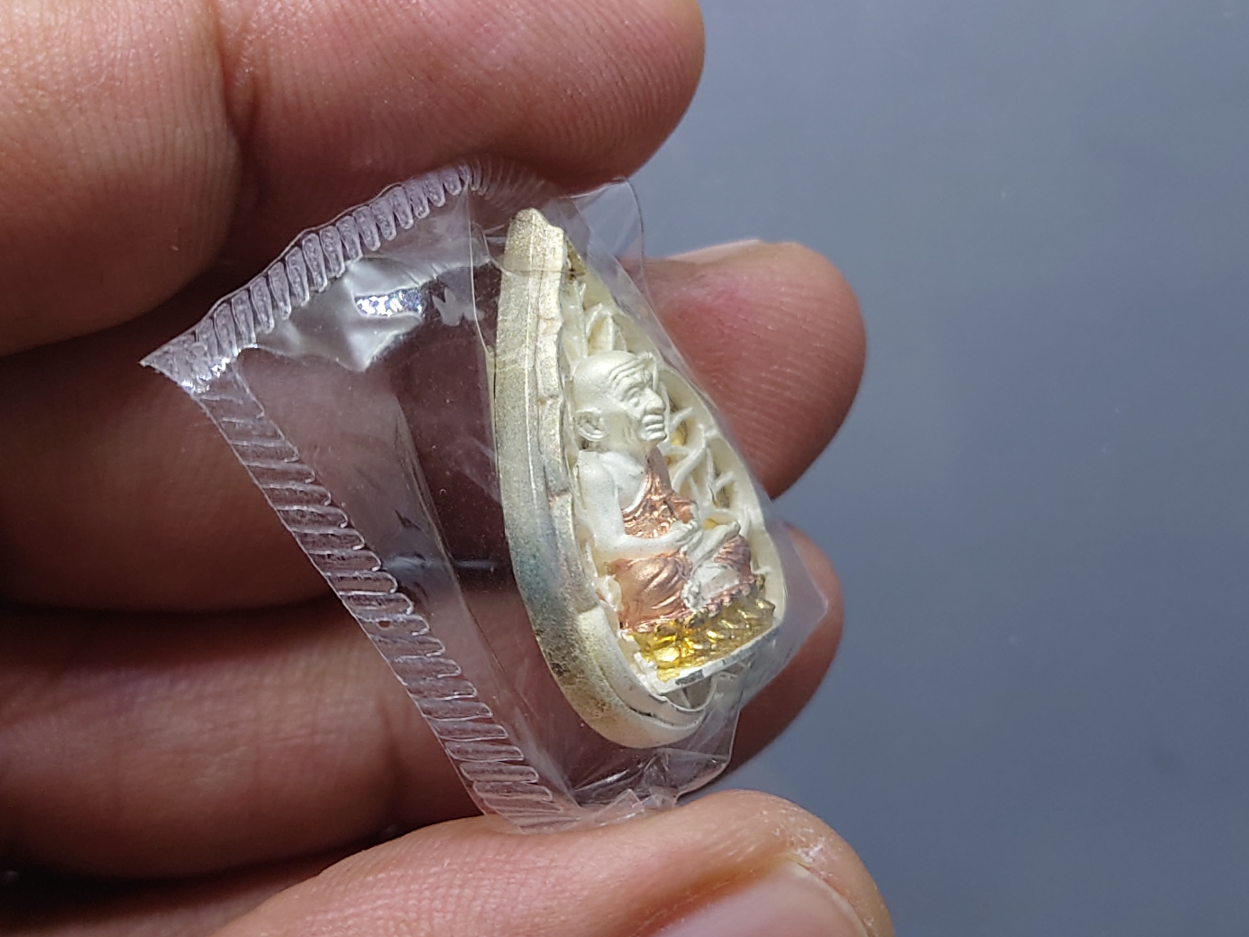 เหรียญหลวงปู่ทวด เนื้อเงินสามกษัติย์ รุ่นมงคลบารมี วัดประสาทบุญญาวาส พิมพ์ใบโพธิ ใหญ่ ขนาดสูง 2.5 ซ.ม.พ.ศ.2545 พร้อมกล่องเดิม