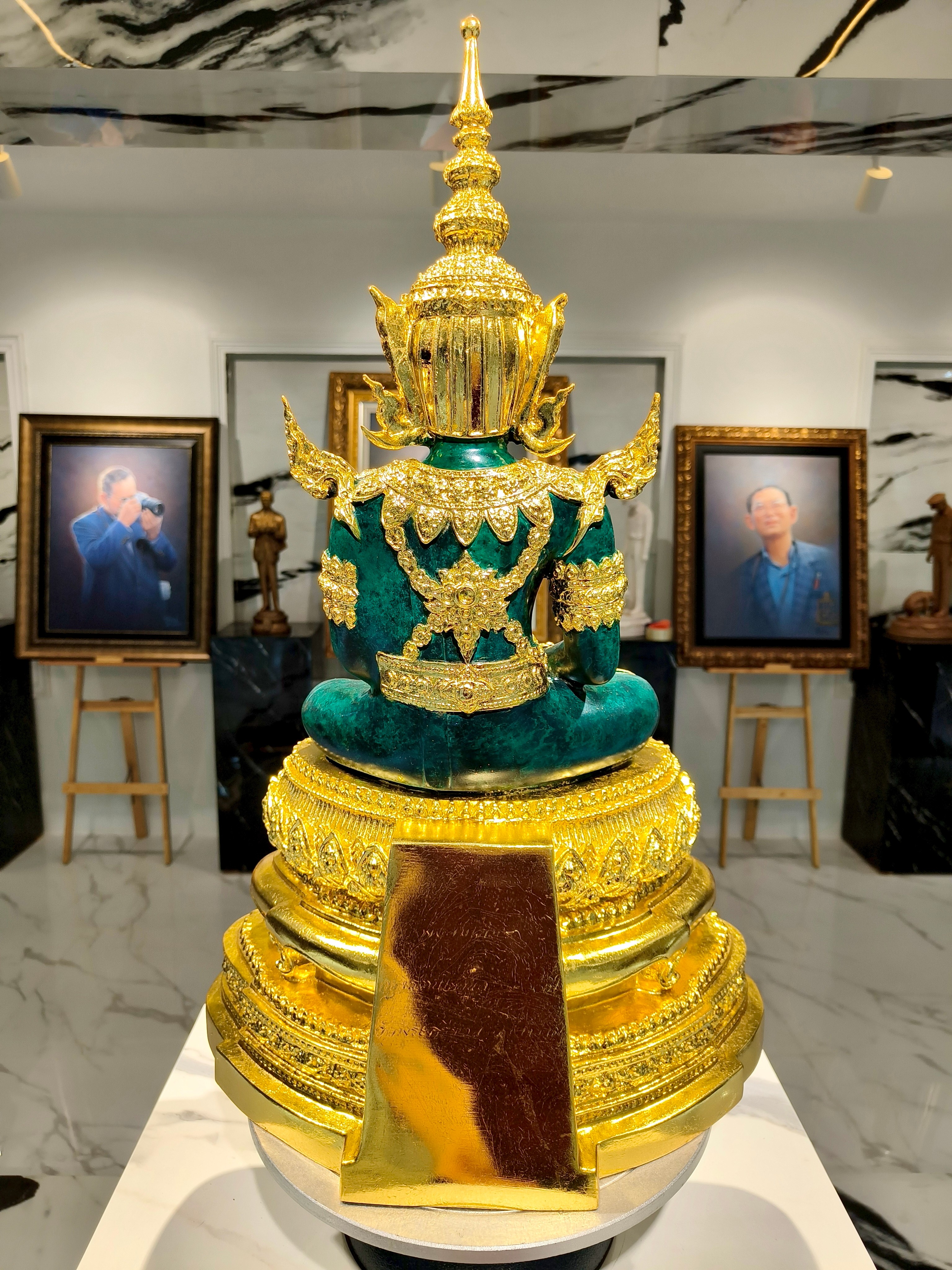 พระพุทธรูป พระแก้วมรกต ทรงเครื่องฤดูร้อน หน้าตัก 9 นิ้ว พิธีสมโภช กรุงรัตนโกสินทร์ 200 ปี วัดพระศรีรัตนศาสดาราม พ.ศ.2525