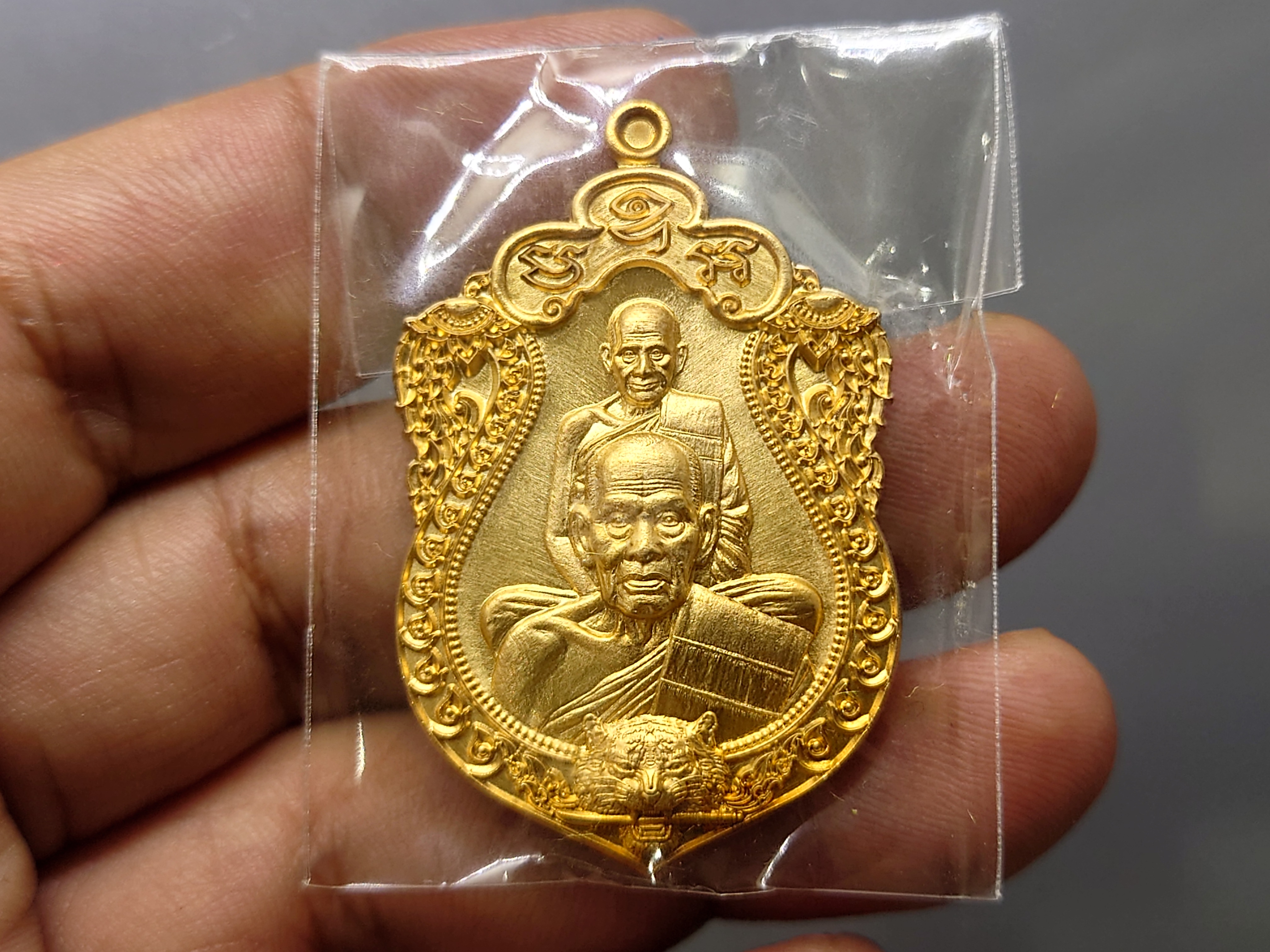 เหรียญเสมาเสือคาบดาบ 3 (เหรียญแจกในพิธี)เนื้อสัตตะ หลังเสือคู่ หลวงพ่อพัฒน์ วัดห้วยด้วน โคท 96 ปี2564