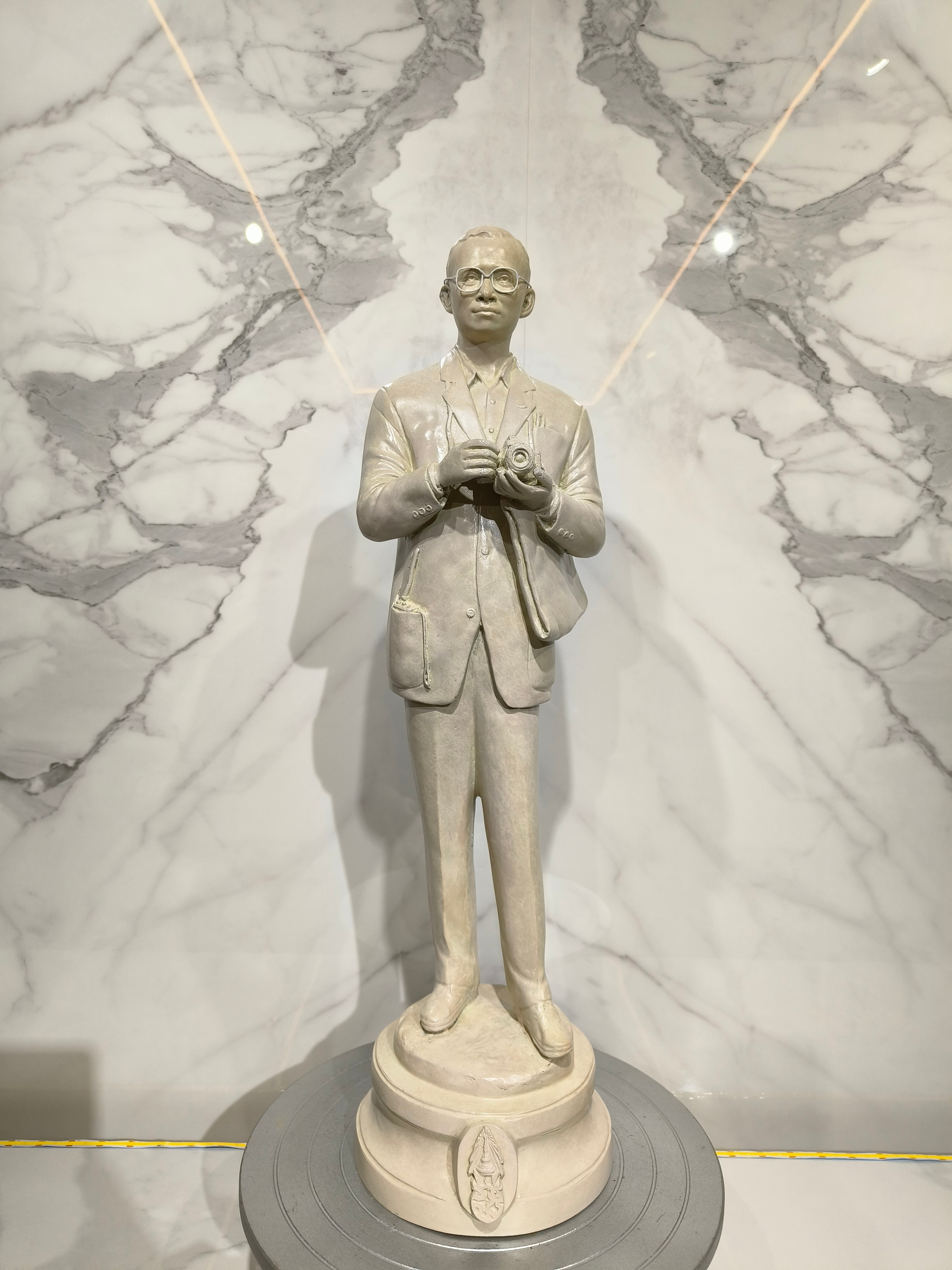 พระบรมรูปหล่อในหลวง รัชกาลที่ 9 รุ่น พ่อหลวงทรงงาน (ถือกล้องถ่ายรูป) หน้าตัก 9 นิ้ว